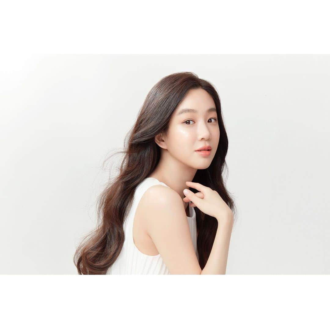 チョン・リョウォンのインスタグラム：「. 2021 spring-🌸 내 최애❤️ @athe.official ‘s #어센틱트리트먼트에센스 . 💄 @iammaeng  💇‍♀️ @hearts_ultrapeku  👗 @stylist_eel  📸 @kimoimil」