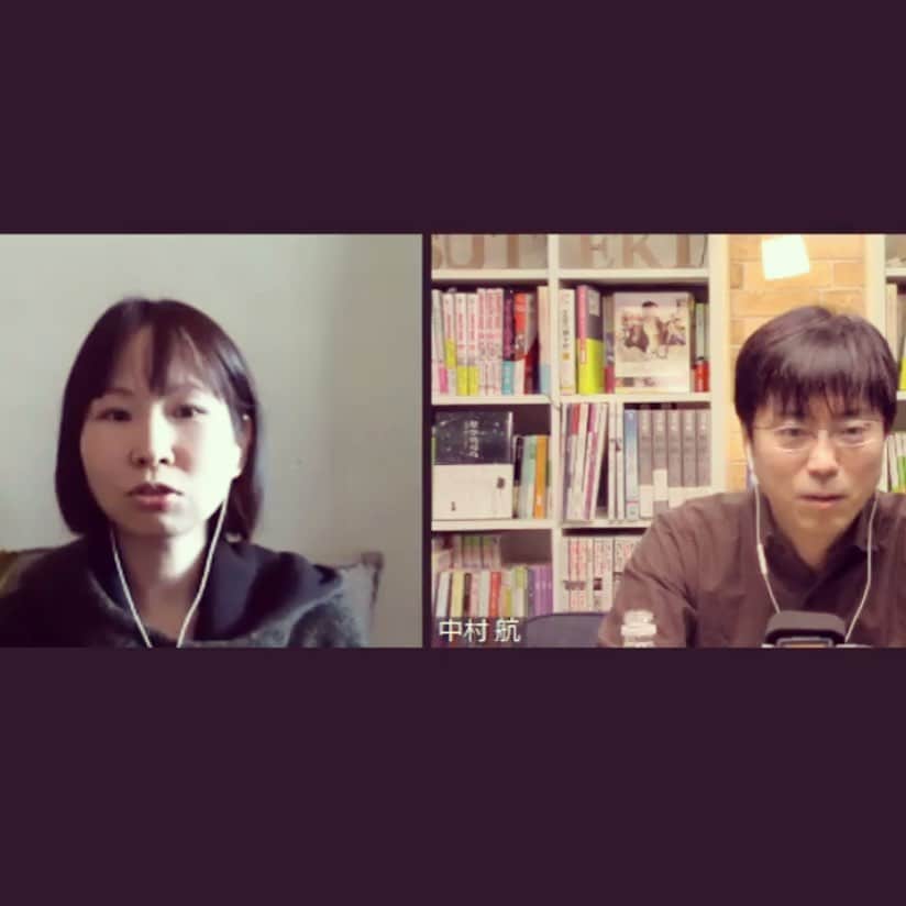 加藤千恵のインスタグラム：「中村航さんとのYouTube番組「真っ昼間のドーナツ」 #ドーナツ水 の第4回目を先ほど放送しました。アーカイブでご覧いただけます。 https://youtu.be/a5vSAOdv-58 「い」から始まる、お勧め作品を紹介するはずが、雑談が長くなりすぎました。すみません。写真はわたしが、保坂尚輝さんが鍋で大儲けしたということについて話しているところです。」
