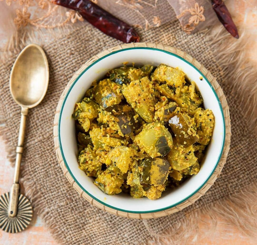 Archana's Kitchenのインスタグラム：「If you love Mangalore Cucumber, give this wholesome simple 20-minute recipe a try. Packed with flavours from coconut oil, onion, garlic, curry leaves and then tossed in with some ground coconut and chilies. This lip-smacking delicious Southekayi Palya is perfect to go along with phulka, rasam rice, and even curd rice.  Search for the recipe “Southekayi Palya” in our app. Link to the app in the bio @archanaskitchen . . . . . #recipes #easyrecipes #lunch #Indianlunch #Southindian #Southindianfood #mangalore #mangalorefood #homemadefood #eatfit #cooking #food #healthyrecipes #foodphotography #recipeoftheday #comfortfood #deliciousfood #delicious #instayum #food」