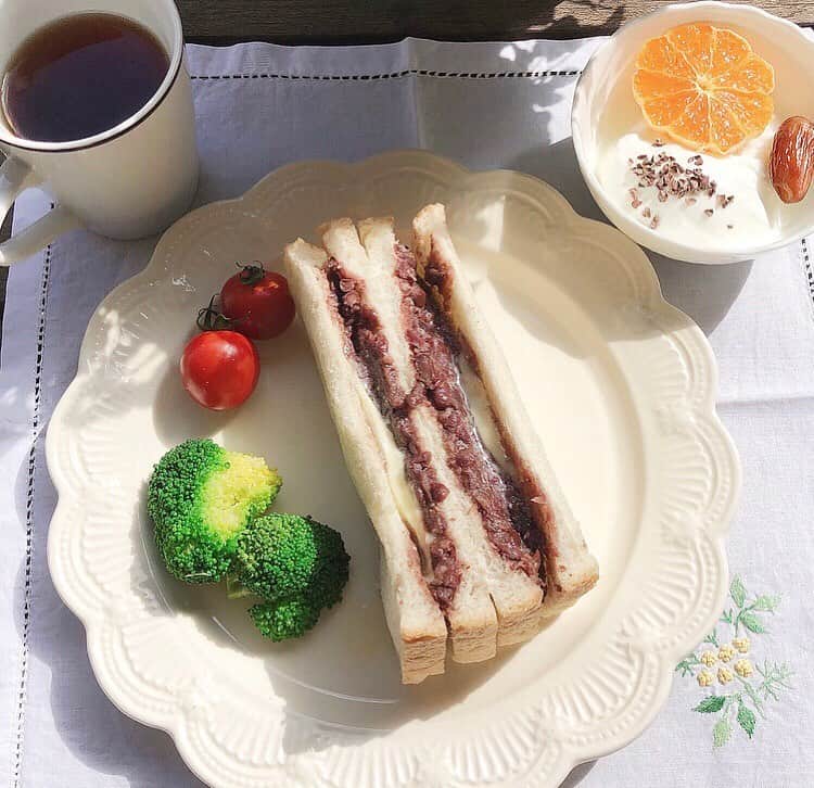 白羽ゆりのインスタグラム：「私の好きな美容飯☺︎  あんバターサンド。 (小豆・甘酒・塩・シナモン) ミニトマト。 ブロッコリー。 ヨーグルト。 (みかん・デーツ・カカオニブ・メイプルシロップ) 紅茶。 (ハチミツレモン)  小豆は炊飯器で炊いてます。 小豆と塩と水を入れて炊飯ボタン→蓋を開けて甘酒とシナモンを入れて混ぜたら→もう一度炊飯ボタン。  食べるときにメイプルシロップかハチミツで甘さを足してます。お湯で薄めて玄米餅を入れたぜんざいも美味しいですよ！  グルテンフリーにしていた時期もありましたが、私はサンドが好きなのでやめました。美味しいが一番！  😋おすすめです😋」