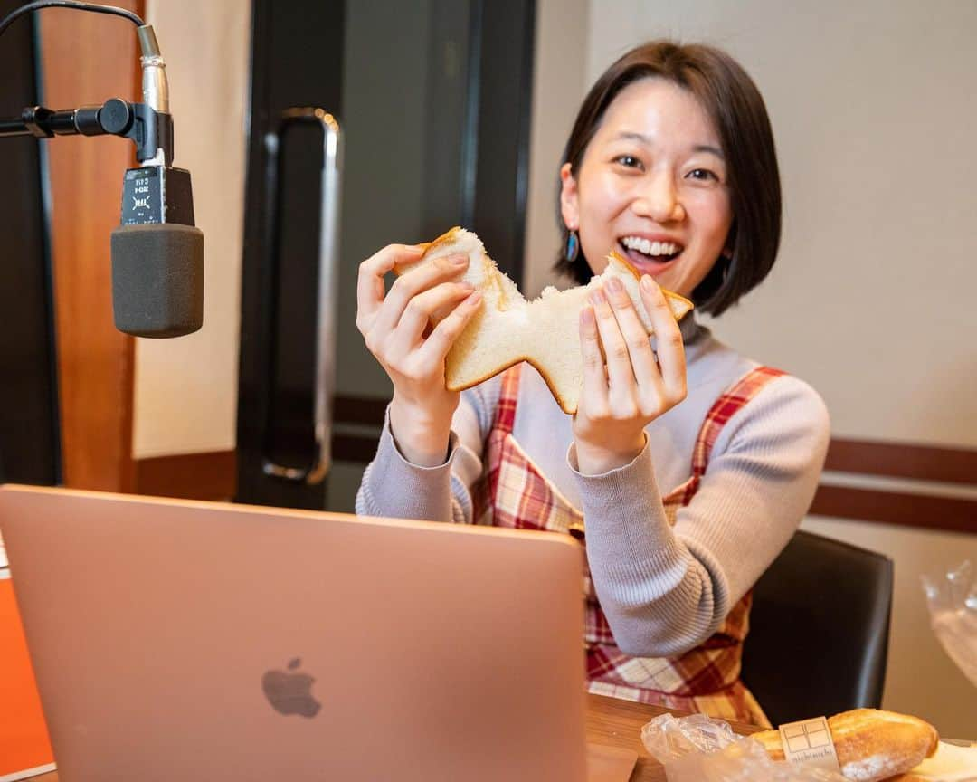 太田唯さんのインスタグラム写真 - (太田唯Instagram)「@tfm_hondasmilemission 🥐💕  . 先日のスマイルミッションは 人気のパン屋さん「nichinichi」をリサーチしました！🥐🥖🥯 @nichinichi.shinyurigaoka  美味しいパンを口いっぱい頬張って とってもしあわせだった〜〜 久しぶりの食レポ最高に楽しかった！笑  . 食欲の春ってありますか？ 最近食欲が止まらんです、 年がら年中、食欲の秋状態です。どうしたもんかねぇ こちらradikoで聴き逃しもあるのでぜひ聴いてねっ @tfm_hondasmilemission   3.4 枚目 📷: Kishima Hiroki  . . #radio #honda  #nichinichi #ニチニチ  #新百合ヶ丘 #新百合ヶ丘グルメ #美味しいもの巡り #たべすたぐらむ  #パン #東京グルメ #食べログ百名店」2月25日 14時34分 - yuiohta.official