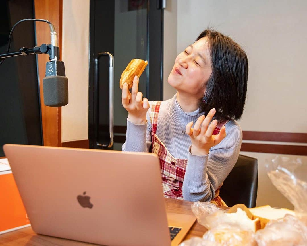 太田唯さんのインスタグラム写真 - (太田唯Instagram)「@tfm_hondasmilemission 🥐💕  . 先日のスマイルミッションは 人気のパン屋さん「nichinichi」をリサーチしました！🥐🥖🥯 @nichinichi.shinyurigaoka  美味しいパンを口いっぱい頬張って とってもしあわせだった〜〜 久しぶりの食レポ最高に楽しかった！笑  . 食欲の春ってありますか？ 最近食欲が止まらんです、 年がら年中、食欲の秋状態です。どうしたもんかねぇ こちらradikoで聴き逃しもあるのでぜひ聴いてねっ @tfm_hondasmilemission   3.4 枚目 📷: Kishima Hiroki  . . #radio #honda  #nichinichi #ニチニチ  #新百合ヶ丘 #新百合ヶ丘グルメ #美味しいもの巡り #たべすたぐらむ  #パン #東京グルメ #食べログ百名店」2月25日 14時34分 - yuiohta.official