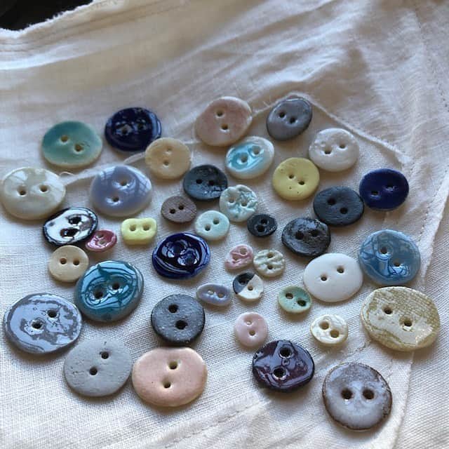 手紙社さんのインスタグラム写真 - (手紙社Instagram)「【あなたの洋服にぴったりの“陶ボタン”を探してみませんか？】﻿ 洋服に“合わせる”ことをコンセプトに陶ボタンを制作する「Atelier Link（@atelier_link）」。今回の陶博では、釉薬や土の質感を生かしたシンプルで装飾のない定番の陶ボタンがアソートセットになって登場！　きっとあなたのお洋服にぴったりのボタンに出会えるはず。﻿ ﻿ ▶︎販売されるアイテムを事前にチェックできる“プレビュー”開催中！　公式サイト「出展者一覧」の「ショップを見る」ボタンからアクセス！﻿ ﻿ ---------------------﻿ 【「手紙社のオンラインフェスティバル 紙博&陶博」開催概要】﻿ 会期：2021年3月1日（月）〜3月7日（日）　＊参加無料﻿ 会場：「手紙社のオンラインフェスティバル 紙博&陶博」公式サイト﻿ ﻿ ▶︎詳細は「@kamihaku2021」プロフィールのURLから！﻿ ﻿ ◎オンラインショッピング﻿ 定番アイテムだけでなく、新作やここだけの限定アイテムなど、出展者による渾身の作品がずらりと並びます。さらに“手紙社の部員”限定で、ひと足早くお買い物ができる先行販売を実施！﻿ プレビュー期間：2月25日（木）12:00〜2月27日（土）24:00﻿ 先行販売期間：2月28日（日）10:00〜24:00﻿ 一般販売期間：3月1日（月）12:00〜3月7日（日）24:00﻿ ﻿ ◎オンラインミーティング﻿ 制作のバックグラウンドや実際に販売する作品の紹介などを直接聞いたり見たりできるオンラインミーティング（番組）を、一部の出展者からお届けする予定！﻿ ﻿ ▶︎「手紙社の部員」について詳しくは、手紙社公式サイト→「部員ですけど、何か？」をチェック！﻿ ﻿ #手紙社#手紙舎#紙博#陶博#オンラインイベント#紙#イラスト#デザイン#印刷#活版#文房具#マステ#ハンコ#手紙#箱#雑貨#陶器#磁器#器#陶ボタン#アトリエリンク﻿ #tegamisha#kamihaku#touhaku#paper#papercrafts#ceramics#pottery#handcraft#AtelierLink @lingdianwuke @reitengogram」2月25日 14時36分 - tegamisha