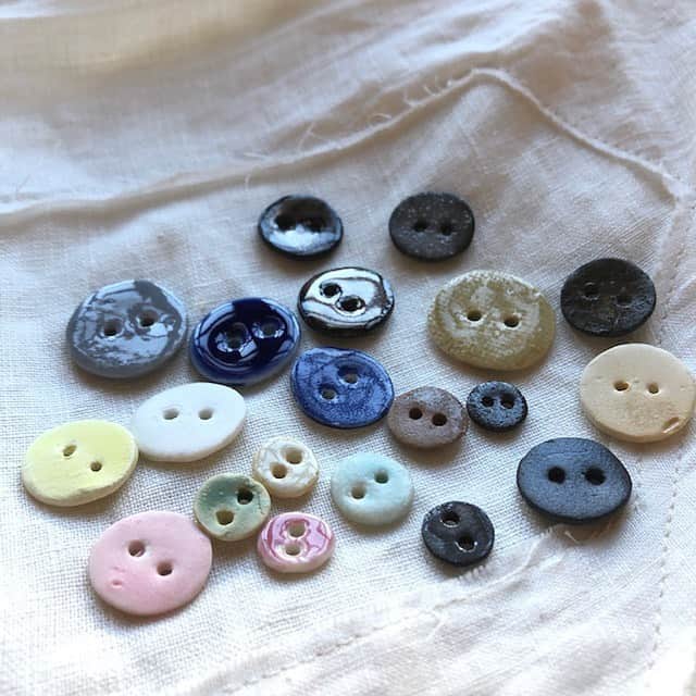 手紙社さんのインスタグラム写真 - (手紙社Instagram)「【あなたの洋服にぴったりの“陶ボタン”を探してみませんか？】﻿ 洋服に“合わせる”ことをコンセプトに陶ボタンを制作する「Atelier Link（@atelier_link）」。今回の陶博では、釉薬や土の質感を生かしたシンプルで装飾のない定番の陶ボタンがアソートセットになって登場！　きっとあなたのお洋服にぴったりのボタンに出会えるはず。﻿ ﻿ ▶︎販売されるアイテムを事前にチェックできる“プレビュー”開催中！　公式サイト「出展者一覧」の「ショップを見る」ボタンからアクセス！﻿ ﻿ ---------------------﻿ 【「手紙社のオンラインフェスティバル 紙博&陶博」開催概要】﻿ 会期：2021年3月1日（月）〜3月7日（日）　＊参加無料﻿ 会場：「手紙社のオンラインフェスティバル 紙博&陶博」公式サイト﻿ ﻿ ▶︎詳細は「@kamihaku2021」プロフィールのURLから！﻿ ﻿ ◎オンラインショッピング﻿ 定番アイテムだけでなく、新作やここだけの限定アイテムなど、出展者による渾身の作品がずらりと並びます。さらに“手紙社の部員”限定で、ひと足早くお買い物ができる先行販売を実施！﻿ プレビュー期間：2月25日（木）12:00〜2月27日（土）24:00﻿ 先行販売期間：2月28日（日）10:00〜24:00﻿ 一般販売期間：3月1日（月）12:00〜3月7日（日）24:00﻿ ﻿ ◎オンラインミーティング﻿ 制作のバックグラウンドや実際に販売する作品の紹介などを直接聞いたり見たりできるオンラインミーティング（番組）を、一部の出展者からお届けする予定！﻿ ﻿ ▶︎「手紙社の部員」について詳しくは、手紙社公式サイト→「部員ですけど、何か？」をチェック！﻿ ﻿ #手紙社#手紙舎#紙博#陶博#オンラインイベント#紙#イラスト#デザイン#印刷#活版#文房具#マステ#ハンコ#手紙#箱#雑貨#陶器#磁器#器#陶ボタン#アトリエリンク﻿ #tegamisha#kamihaku#touhaku#paper#papercrafts#ceramics#pottery#handcraft#AtelierLink @lingdianwuke @reitengogram」2月25日 14時36分 - tegamisha