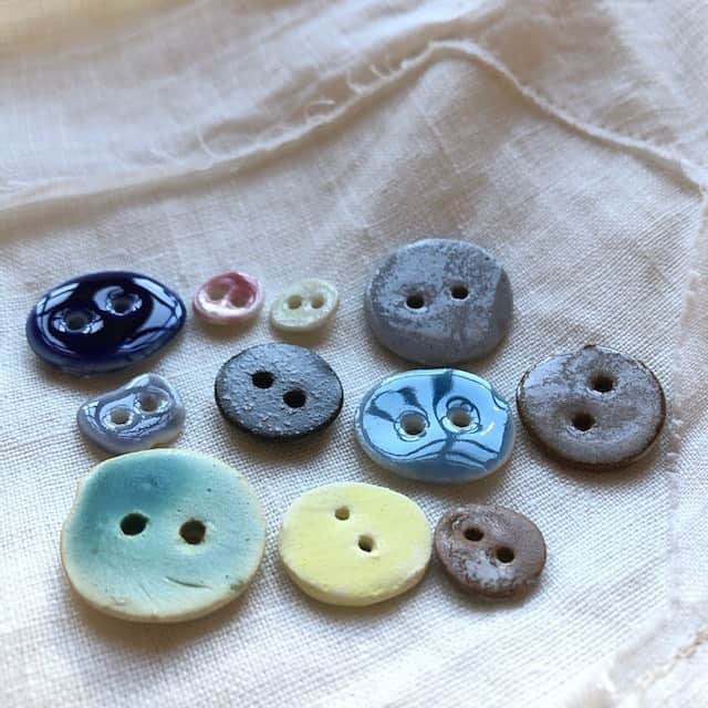 手紙社さんのインスタグラム写真 - (手紙社Instagram)「【あなたの洋服にぴったりの“陶ボタン”を探してみませんか？】﻿ 洋服に“合わせる”ことをコンセプトに陶ボタンを制作する「Atelier Link（@atelier_link）」。今回の陶博では、釉薬や土の質感を生かしたシンプルで装飾のない定番の陶ボタンがアソートセットになって登場！　きっとあなたのお洋服にぴったりのボタンに出会えるはず。﻿ ﻿ ▶︎販売されるアイテムを事前にチェックできる“プレビュー”開催中！　公式サイト「出展者一覧」の「ショップを見る」ボタンからアクセス！﻿ ﻿ ---------------------﻿ 【「手紙社のオンラインフェスティバル 紙博&陶博」開催概要】﻿ 会期：2021年3月1日（月）〜3月7日（日）　＊参加無料﻿ 会場：「手紙社のオンラインフェスティバル 紙博&陶博」公式サイト﻿ ﻿ ▶︎詳細は「@kamihaku2021」プロフィールのURLから！﻿ ﻿ ◎オンラインショッピング﻿ 定番アイテムだけでなく、新作やここだけの限定アイテムなど、出展者による渾身の作品がずらりと並びます。さらに“手紙社の部員”限定で、ひと足早くお買い物ができる先行販売を実施！﻿ プレビュー期間：2月25日（木）12:00〜2月27日（土）24:00﻿ 先行販売期間：2月28日（日）10:00〜24:00﻿ 一般販売期間：3月1日（月）12:00〜3月7日（日）24:00﻿ ﻿ ◎オンラインミーティング﻿ 制作のバックグラウンドや実際に販売する作品の紹介などを直接聞いたり見たりできるオンラインミーティング（番組）を、一部の出展者からお届けする予定！﻿ ﻿ ▶︎「手紙社の部員」について詳しくは、手紙社公式サイト→「部員ですけど、何か？」をチェック！﻿ ﻿ #手紙社#手紙舎#紙博#陶博#オンラインイベント#紙#イラスト#デザイン#印刷#活版#文房具#マステ#ハンコ#手紙#箱#雑貨#陶器#磁器#器#陶ボタン#アトリエリンク﻿ #tegamisha#kamihaku#touhaku#paper#papercrafts#ceramics#pottery#handcraft#AtelierLink @lingdianwuke @reitengogram」2月25日 14時36分 - tegamisha
