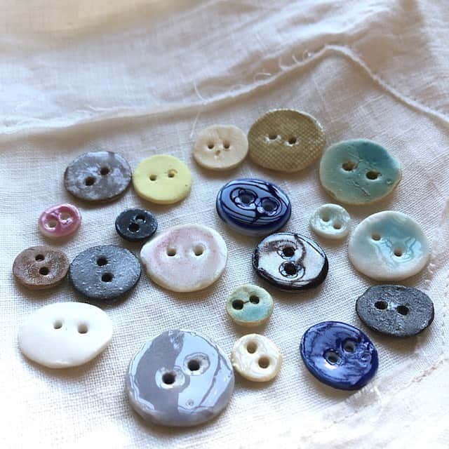 手紙社さんのインスタグラム写真 - (手紙社Instagram)「【あなたの洋服にぴったりの“陶ボタン”を探してみませんか？】﻿ 洋服に“合わせる”ことをコンセプトに陶ボタンを制作する「Atelier Link（@atelier_link）」。今回の陶博では、釉薬や土の質感を生かしたシンプルで装飾のない定番の陶ボタンがアソートセットになって登場！　きっとあなたのお洋服にぴったりのボタンに出会えるはず。﻿ ﻿ ▶︎販売されるアイテムを事前にチェックできる“プレビュー”開催中！　公式サイト「出展者一覧」の「ショップを見る」ボタンからアクセス！﻿ ﻿ ---------------------﻿ 【「手紙社のオンラインフェスティバル 紙博&陶博」開催概要】﻿ 会期：2021年3月1日（月）〜3月7日（日）　＊参加無料﻿ 会場：「手紙社のオンラインフェスティバル 紙博&陶博」公式サイト﻿ ﻿ ▶︎詳細は「@kamihaku2021」プロフィールのURLから！﻿ ﻿ ◎オンラインショッピング﻿ 定番アイテムだけでなく、新作やここだけの限定アイテムなど、出展者による渾身の作品がずらりと並びます。さらに“手紙社の部員”限定で、ひと足早くお買い物ができる先行販売を実施！﻿ プレビュー期間：2月25日（木）12:00〜2月27日（土）24:00﻿ 先行販売期間：2月28日（日）10:00〜24:00﻿ 一般販売期間：3月1日（月）12:00〜3月7日（日）24:00﻿ ﻿ ◎オンラインミーティング﻿ 制作のバックグラウンドや実際に販売する作品の紹介などを直接聞いたり見たりできるオンラインミーティング（番組）を、一部の出展者からお届けする予定！﻿ ﻿ ▶︎「手紙社の部員」について詳しくは、手紙社公式サイト→「部員ですけど、何か？」をチェック！﻿ ﻿ #手紙社#手紙舎#紙博#陶博#オンラインイベント#紙#イラスト#デザイン#印刷#活版#文房具#マステ#ハンコ#手紙#箱#雑貨#陶器#磁器#器#陶ボタン#アトリエリンク﻿ #tegamisha#kamihaku#touhaku#paper#papercrafts#ceramics#pottery#handcraft#AtelierLink @lingdianwuke @reitengogram」2月25日 14時36分 - tegamisha