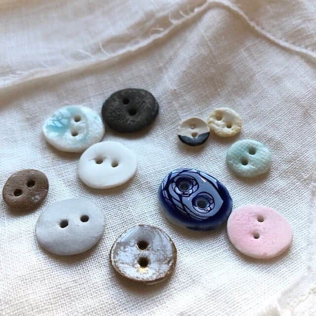 手紙社さんのインスタグラム写真 - (手紙社Instagram)「【あなたの洋服にぴったりの“陶ボタン”を探してみませんか？】﻿ 洋服に“合わせる”ことをコンセプトに陶ボタンを制作する「Atelier Link（@atelier_link）」。今回の陶博では、釉薬や土の質感を生かしたシンプルで装飾のない定番の陶ボタンがアソートセットになって登場！　きっとあなたのお洋服にぴったりのボタンに出会えるはず。﻿ ﻿ ▶︎販売されるアイテムを事前にチェックできる“プレビュー”開催中！　公式サイト「出展者一覧」の「ショップを見る」ボタンからアクセス！﻿ ﻿ ---------------------﻿ 【「手紙社のオンラインフェスティバル 紙博&陶博」開催概要】﻿ 会期：2021年3月1日（月）〜3月7日（日）　＊参加無料﻿ 会場：「手紙社のオンラインフェスティバル 紙博&陶博」公式サイト﻿ ﻿ ▶︎詳細は「@kamihaku2021」プロフィールのURLから！﻿ ﻿ ◎オンラインショッピング﻿ 定番アイテムだけでなく、新作やここだけの限定アイテムなど、出展者による渾身の作品がずらりと並びます。さらに“手紙社の部員”限定で、ひと足早くお買い物ができる先行販売を実施！﻿ プレビュー期間：2月25日（木）12:00〜2月27日（土）24:00﻿ 先行販売期間：2月28日（日）10:00〜24:00﻿ 一般販売期間：3月1日（月）12:00〜3月7日（日）24:00﻿ ﻿ ◎オンラインミーティング﻿ 制作のバックグラウンドや実際に販売する作品の紹介などを直接聞いたり見たりできるオンラインミーティング（番組）を、一部の出展者からお届けする予定！﻿ ﻿ ▶︎「手紙社の部員」について詳しくは、手紙社公式サイト→「部員ですけど、何か？」をチェック！﻿ ﻿ #手紙社#手紙舎#紙博#陶博#オンラインイベント#紙#イラスト#デザイン#印刷#活版#文房具#マステ#ハンコ#手紙#箱#雑貨#陶器#磁器#器#陶ボタン#アトリエリンク﻿ #tegamisha#kamihaku#touhaku#paper#papercrafts#ceramics#pottery#handcraft#AtelierLink @lingdianwuke @reitengogram」2月25日 14時36分 - tegamisha