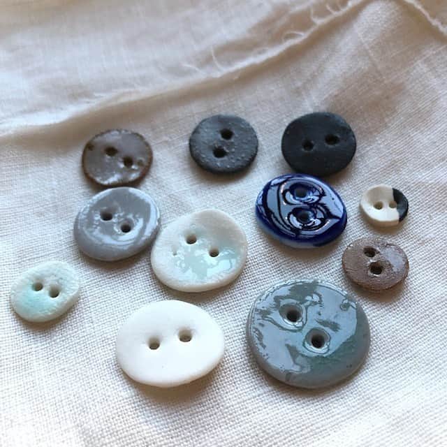 手紙社さんのインスタグラム写真 - (手紙社Instagram)「【あなたの洋服にぴったりの“陶ボタン”を探してみませんか？】﻿ 洋服に“合わせる”ことをコンセプトに陶ボタンを制作する「Atelier Link（@atelier_link）」。今回の陶博では、釉薬や土の質感を生かしたシンプルで装飾のない定番の陶ボタンがアソートセットになって登場！　きっとあなたのお洋服にぴったりのボタンに出会えるはず。﻿ ﻿ ▶︎販売されるアイテムを事前にチェックできる“プレビュー”開催中！　公式サイト「出展者一覧」の「ショップを見る」ボタンからアクセス！﻿ ﻿ ---------------------﻿ 【「手紙社のオンラインフェスティバル 紙博&陶博」開催概要】﻿ 会期：2021年3月1日（月）〜3月7日（日）　＊参加無料﻿ 会場：「手紙社のオンラインフェスティバル 紙博&陶博」公式サイト﻿ ﻿ ▶︎詳細は「@kamihaku2021」プロフィールのURLから！﻿ ﻿ ◎オンラインショッピング﻿ 定番アイテムだけでなく、新作やここだけの限定アイテムなど、出展者による渾身の作品がずらりと並びます。さらに“手紙社の部員”限定で、ひと足早くお買い物ができる先行販売を実施！﻿ プレビュー期間：2月25日（木）12:00〜2月27日（土）24:00﻿ 先行販売期間：2月28日（日）10:00〜24:00﻿ 一般販売期間：3月1日（月）12:00〜3月7日（日）24:00﻿ ﻿ ◎オンラインミーティング﻿ 制作のバックグラウンドや実際に販売する作品の紹介などを直接聞いたり見たりできるオンラインミーティング（番組）を、一部の出展者からお届けする予定！﻿ ﻿ ▶︎「手紙社の部員」について詳しくは、手紙社公式サイト→「部員ですけど、何か？」をチェック！﻿ ﻿ #手紙社#手紙舎#紙博#陶博#オンラインイベント#紙#イラスト#デザイン#印刷#活版#文房具#マステ#ハンコ#手紙#箱#雑貨#陶器#磁器#器#陶ボタン#アトリエリンク﻿ #tegamisha#kamihaku#touhaku#paper#papercrafts#ceramics#pottery#handcraft#AtelierLink @lingdianwuke @reitengogram」2月25日 14時36分 - tegamisha