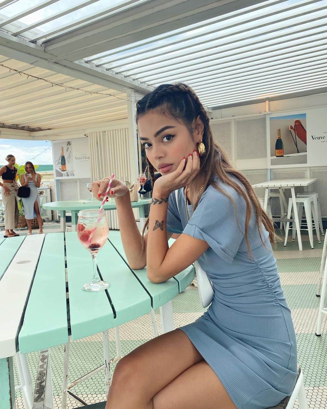 リリーマイマックのインスタグラム：「I swear I’m not weird I just have social anxiety 😅 @revolve @loversfriendsla」