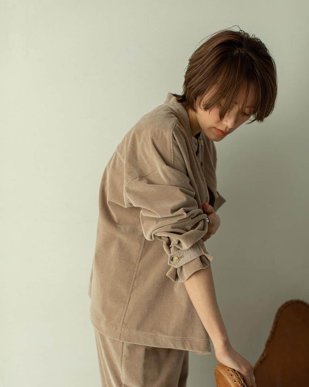 Miki Kanekoさんのインスタグラム写真 - (Miki KanekoInstagram)「サロペットとセットアップにできるシャツジャケットの袖は、ワイドで長め💛  身長170㎝の私で親指と小指隠れるくらいです🤚🏼（大きい方のサイズで） 袖にはボタンが付いていて、外側から留めると（3枚目動画）キュッと留まって、 内側から留めると少し絞れるくらい。  折り返してもいい裏地も付いているので、一折りして着るのも😚  @audreyandjohnwad × @mikiaoba   @landwards_ec  #audreyandjohnwad_by金子三記  #landwards#audreyandjohnwad」2月25日 14時43分 - mikiaoba