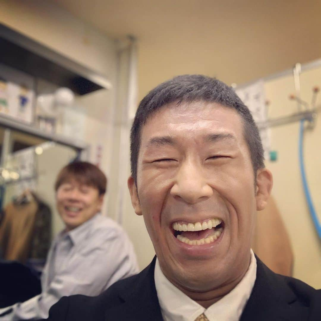 田村裕さんのインスタグラム写真 - (田村裕Instagram)「今日はルミネ出番です！  楽屋はいつも楽しいです！  いつも明るい鼻笛兄さんの笑顔頂きました😁  ロッシーで検索、タグ付け勝手にすいません💦  #今日は笑えてる？ #笑えなかったとしても大丈夫 #僕が笑ってる #野性爆弾 #ロッシー #麒麟田村 #タムラ433 #TAMURA #smile #笑容 #ยิ้ม #全力笑顔」2月25日 14時59分 - hiroshi9393