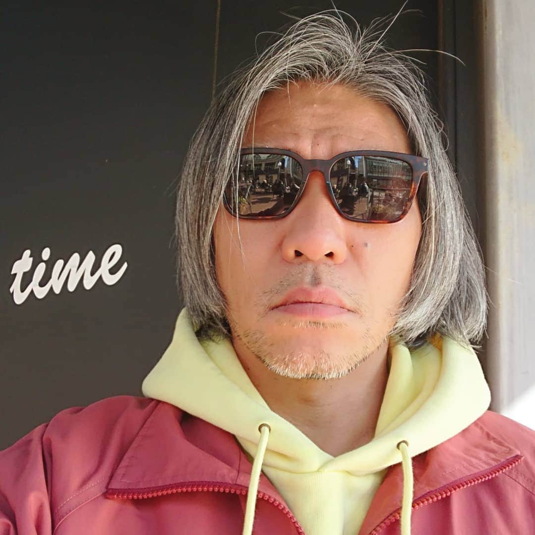 のインスタグラム：「髪を切るタイミングを見失っています。」