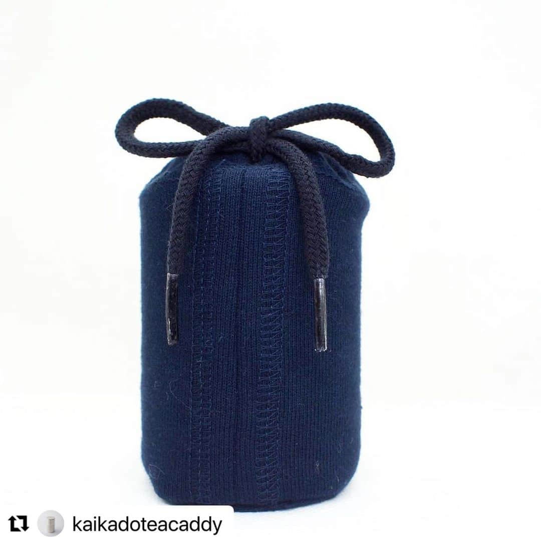 ループウィラーさんのインスタグラム写真 - (ループウィラーInstagram)「#Repost @kaikadoteacaddy with @make_repost ・・・ ありがとうございました🙏🏻 ご予約できなかったみなさま15:30からお待ちしてます。 . . お礼🙇‍♀️  皆さま  先日は朝から「カイカドウ　ゲンゲンアン　ループウィラー」のトークイベントのご予約のお電話ありがとうございました🙇‍♀️✨ おかげさまでお席はいっぱいになりました！  こういった状況で少ないお席しかご用意出来ず限られたお客様のみになり大変申し訳ございません。違った場所でこのような催しの場をご用意させて頂ければと思います。  また、トークイベント終了後に今回ご参加いただけなかった方のために、商品をご覧いただいたりご購入いただけるお時間を設けさせていただければと思います。 ご入場を15:30からとさせていただき、一度に入って頂ける人数を制限させて頂きながら随時ご購入いただける様にさせて頂きます。 最終のご入場を18：00までとさせて頂き、19:00までの営業とさせて頂きます🙇‍♀️✨  販売数に限りがございますので、 お一人様につき、通い茶筒セット、フーディそれぞれ一点までとさせて頂きます。 何卒ご理解の程よろしくお願いします🙇‍♀️  #開化堂 #茶筒 #京都 #通い茶缶 #茶缶袋 gengenan幻 #ループウィラー #kaikadocafe #kaikado #kyoto #loopwheeler #gengenan」2月25日 14時54分 - loopwheelerss