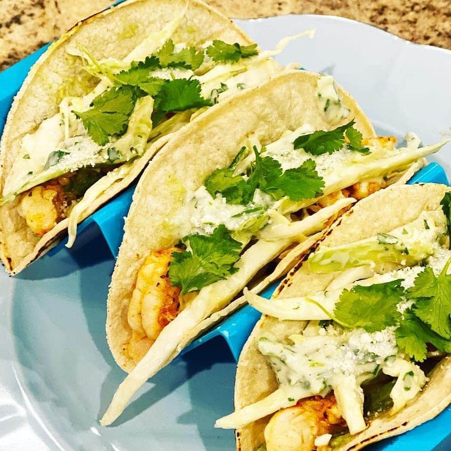 のインスタグラム：「300 calories of pure joy.🦐🌮🌮🌮 And agua chilli for 35 calories   Only way to get wife to eat shrimp.」