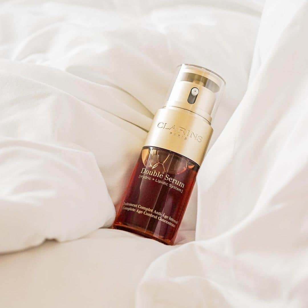 Clarins Australiaさんのインスタグラム写真 - (Clarins AustraliaInstagram)「Who else loves applying Double Serum in their morning and evening skincare routines?⁣ 🌿🌱✨😴 ⁣ Applying Double Serum under your night cream will boost its effectiveness whilst you sleep, so you will wake up with skin feeling rejuvenated. ⁣ ⁣ What's your Double Serum skincare routine? Tell us in the comments below!👇🏼⁣ ⁣ #clarinsskincare #clarins #DoubleSerum⁣ ⁣ Regram @olvpramaisella⁣」2月25日 15時00分 - clarinsanz