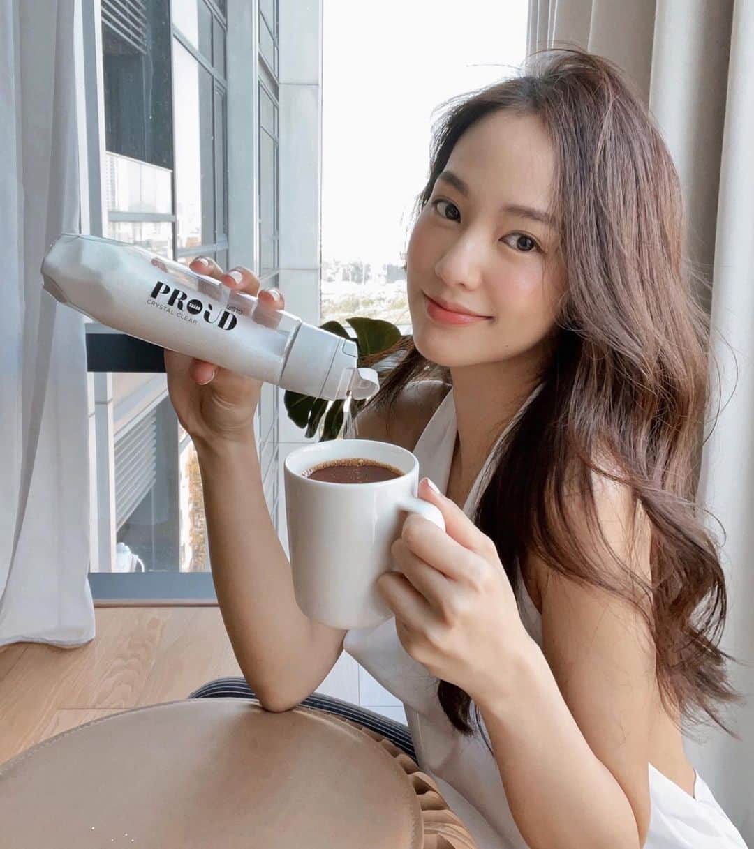 PIMTHAのインスタグラム：「ชีวิตขาดหวานไม่ได้ แต่จะหวานทั้งทีต้องหวานแบบมีค่า หวานแบบพรีเมี่ยมจ้าา ก็ PROUD น้ำตาลทรายชนิดพิเศษ ขาวบริสุทธิ์พิเศษ มีค่า ICUMSA 9 ไงล่ะ ความหวานเหมือนเดิม เพิ่มเติ่มคือความบริสุทธิ์มากกว่า น้ำตาลสะอาดไม่ฟอกสี ฝามีนวัตกรรมตวงน้ำตาลได้ ไปลองกันน๊าาาา @proudofficials   #PROUDsugar #พราวดีที่มีค่า #ICUMSA9 #น้ำตาลพราว」