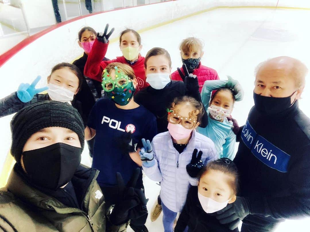 ミーシャ・ジーのインスタグラム：「Though this picture been taken a while ago during holidays, it still put a smile on my face when I see it” #Students」