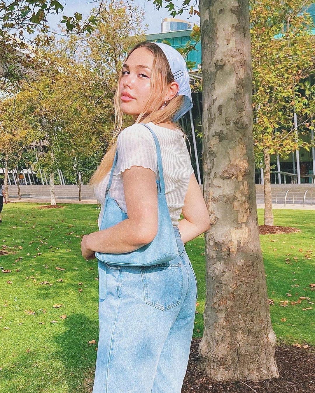 COTTON ONのインスタグラム：「@ajclementine_ feeling 💙🦋✨ in new denim #TapToShop #MyCottonOn」