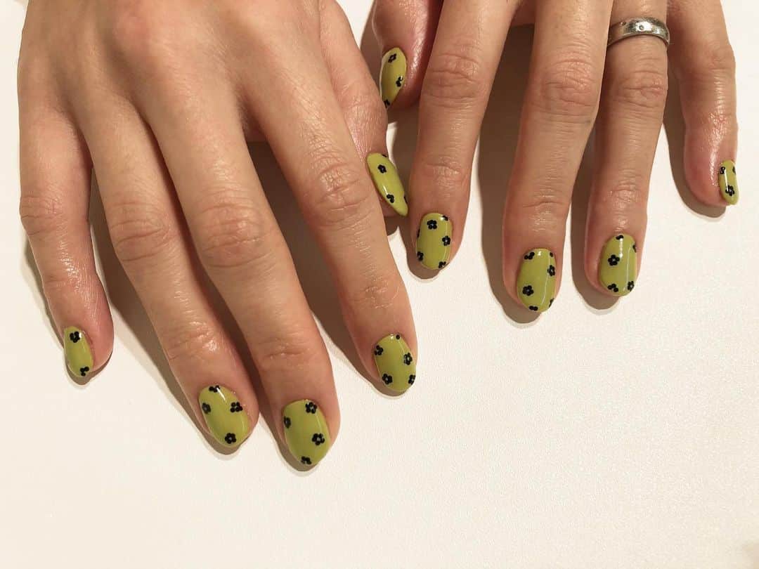関根祥子のインスタグラム：「🌼🍀🌼🍀🌼🍀🌼  #mojonail #nails #nail #お花ネイル」