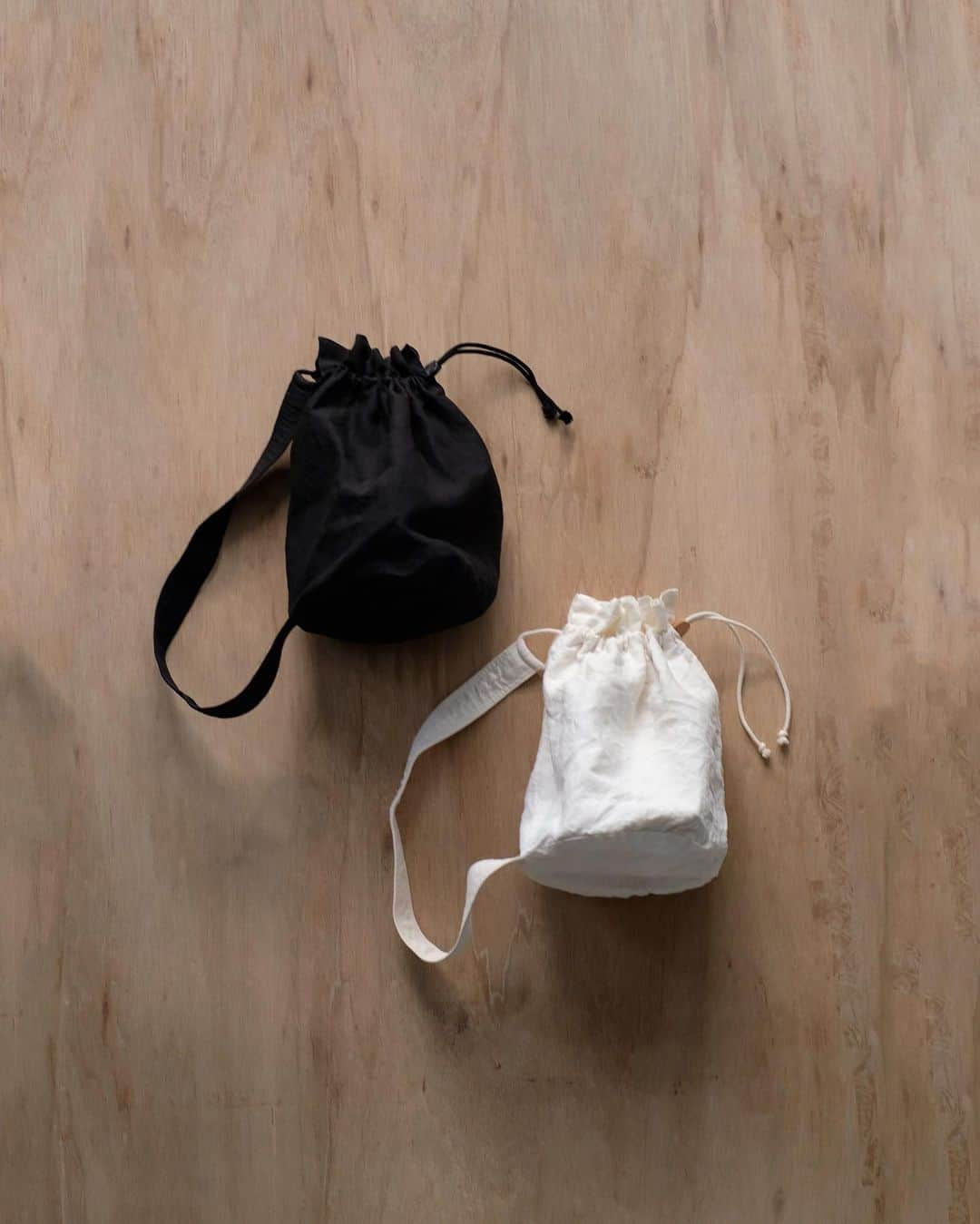 BLOOM&BRANCHのインスタグラム：「﻿ Information﻿ Phlannèl 21SS Collection﻿ UTO×Phlannèl / FRANCE APRON,Duffle Bag ﻿ (unisex)﻿ 21.2.27- Release﻿ -﻿ 岡山県にて鞄や雑貨を全て手仕事で製作されている夫婦ユニットUTOとの別注企画第6弾。ワークウェアをベースとしたものづくりを得意とする両者の拘りの詰まったエプロンとバッグをリリースいたします。古いサスペンダーをデザインをストラップに落とし込んだフレンチヴィンテージの匂いを感じさせるDuffle Bag。裏地には帆布素材を使用しており、ほどよいボリュームと強度があります。ちょっとしたお出掛けに最適なコンパクトなサイズ感で気軽にお使いいただけます。﻿ -﻿ @uto_products @phlannel @bloomandbranch﻿ #uto #phlannel #bloomandbranch」