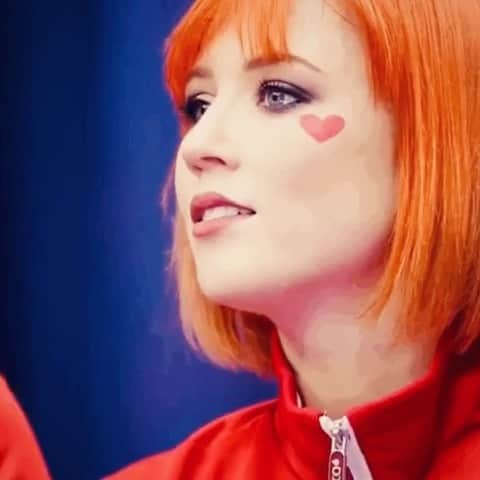 ティファニー・ザホースキのインスタグラム：「Любовь ко всем ❤️   “If you love life, it will love you right back..” 🥰」