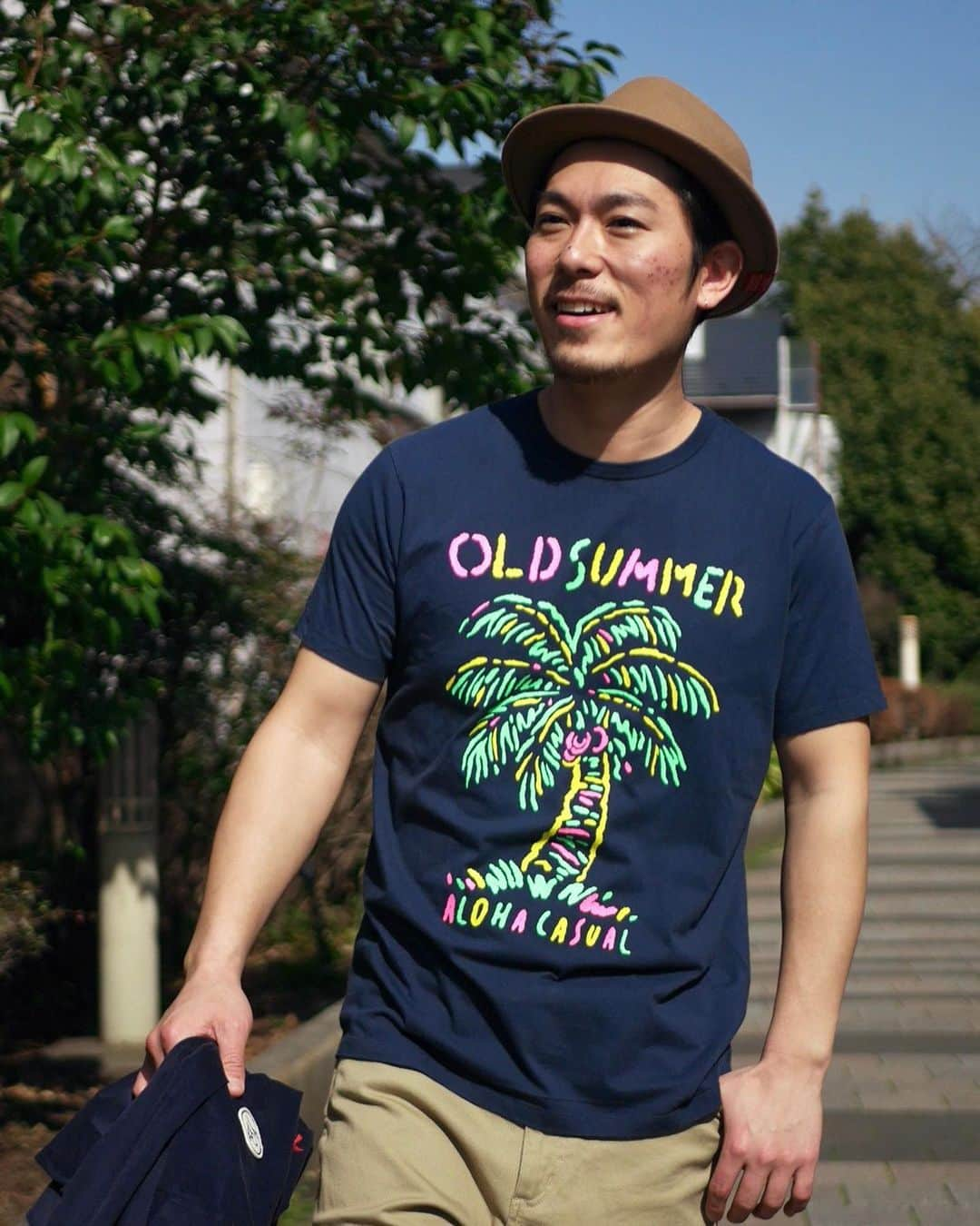 OldSUmmerさんのインスタグラム写真 - (OldSUmmerInstagram)「. 本日20時より✨ . 新作🌴Tシャツ ＆ オリジナルバンダナ🇺🇸 . を、発売します🎉🎉 . 発色の良い蛍光デザインのTシャツ🌈 . 暖かくなるこれからの季節が楽しみになる一枚です😎☀️ . . インパクト抜群‼️ 星条旗デザインのバンダナ🇺🇸 . 後ろポッケに入れたり、カバンに付けたり、ちょっとした小物使いでオシャレ度アップです🙌 . 皆さま、ぜひ！ . #oldsummer #オールドサマー」2月25日 15時19分 - oldsummer.tokyo