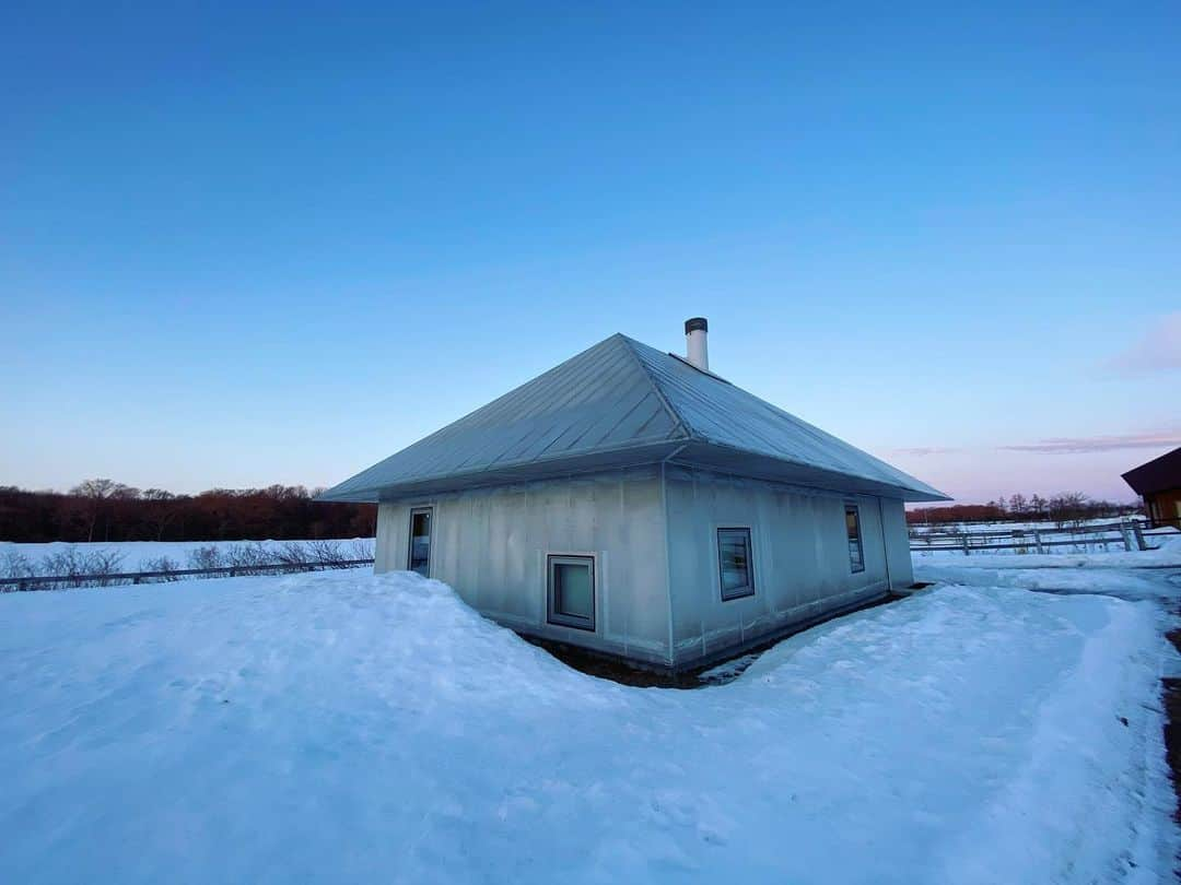 後関好宏のインスタグラム：「北海道の『Memu Earth Hotel』に行ってきました。  とかち帯広空港から車で1時間半くらい離れた場所で、56000坪（東京ドーム4個分）の敷地に実験的な4つの客室があり、隈研吾さんの設計した建物1棟を借りて泊まってきました。  建物も部屋も食事も本当に素晴らしく、更に一歩外に出たら果てしなく広がる青い空と真っ白い大地。 この日は宿泊者が自分達しか居なかったので広大な敷地をまさかの貸し切りという贅沢な事に！！  元競走馬の飼育牧場だったというホテルの敷地には馬とポニーが暮らしていて触れ合うことも出来たり非日常の極みでした。  あらゆる意味で貴重な体験の出来るホテルでした！！楽しかったー！！  #memuearthhotel  #メムアースホテル」