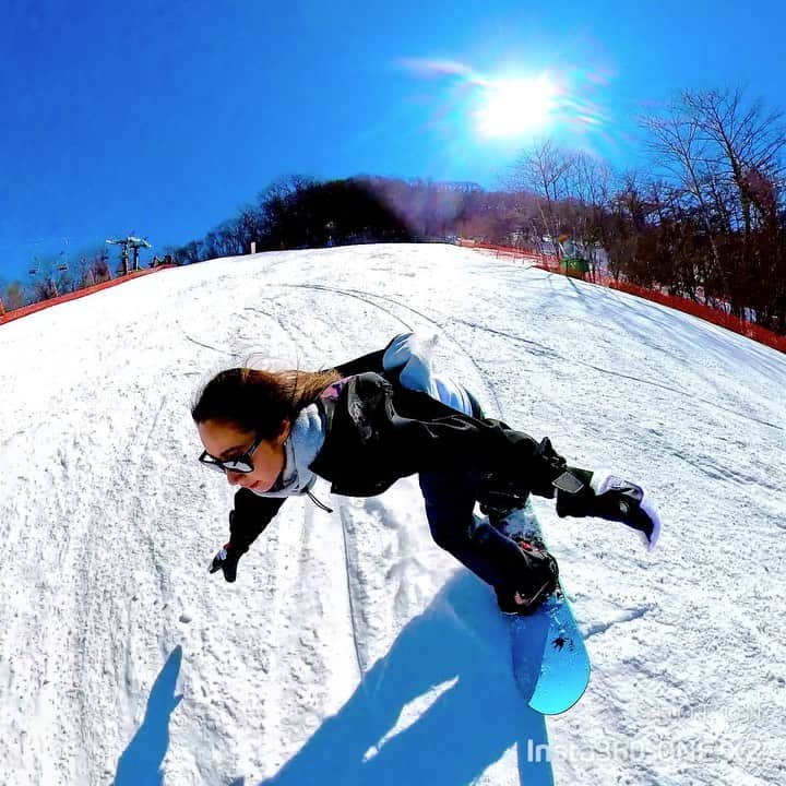 MAIMAIのインスタグラム：「insta360onex2✨ さっそく使ってみました📸 よくあるカービングで板立てようとしてずるっとコケちゃう動画もこんなおもろくなる！👍笑 ほんとはめっちゃダサいんだけどめっちゃかっこよく見えちゃうのは編集マジック🤫w 自撮りでもこんな感じで取れちゃいます✨ 影をみればわかるとおもうんだけど実は左手に自撮り棒をもっています🙌🏻 これは勝手に消えてくれる魔法の自撮り棒です！ んで編集はめっちゃ簡単にiPhoneアプリでできちゃうよ〜 こんな便利な世の中になったらもう追撮り技術もいらないね〜🏂 沢山編集動画あげていきますねー！ お楽しみに💖  #insta360onex2  #insta360   #insta360one  #insta360go  #insta360onex  #insta360pro  #360度カメラ  #動画編集  #動画編集アプリ  #スノボーウェア  #スノボ女子  #スノーボード  #スノボー動画  #カービングターン  #カービング  #グラトリ  #グラトリ女子  #グラトリガール  #横乗り女子  #横乗りスポーツ  #サーフィン女子  #サーフガール  #surf  #surfgirl  #snowboard  #snowboarding  #snowboarder  #snowboardgirl」
