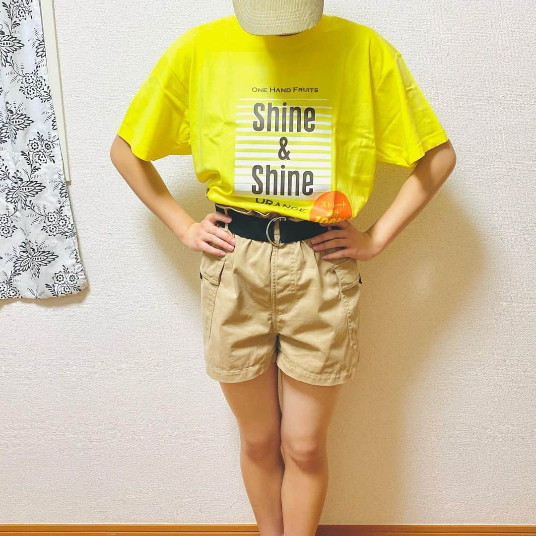 Shine&Shineのインスタグラム：「幻のShine &ShineＴシャツ！！  Shine&Shine colorの yellowとorangeはジュースと同じく爽やかな色合い！  デザインもシンプルでジーンズや流行りの光沢ロングスカートにも合いそう！  今後ノベルティになるかも？  #shineandshine  #オレンジシューズ  #爽やかな色合い #Ｔシャツ」