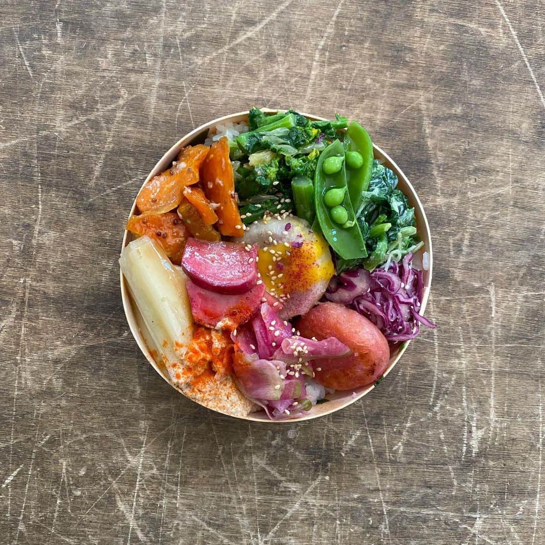 MOMOEのインスタグラム：「お弁当  こちらはヴィーガンでご用意 彩りの綺麗なお野菜が多くて華やか  #diary  #bento #organic #momoe  #momoegohan」
