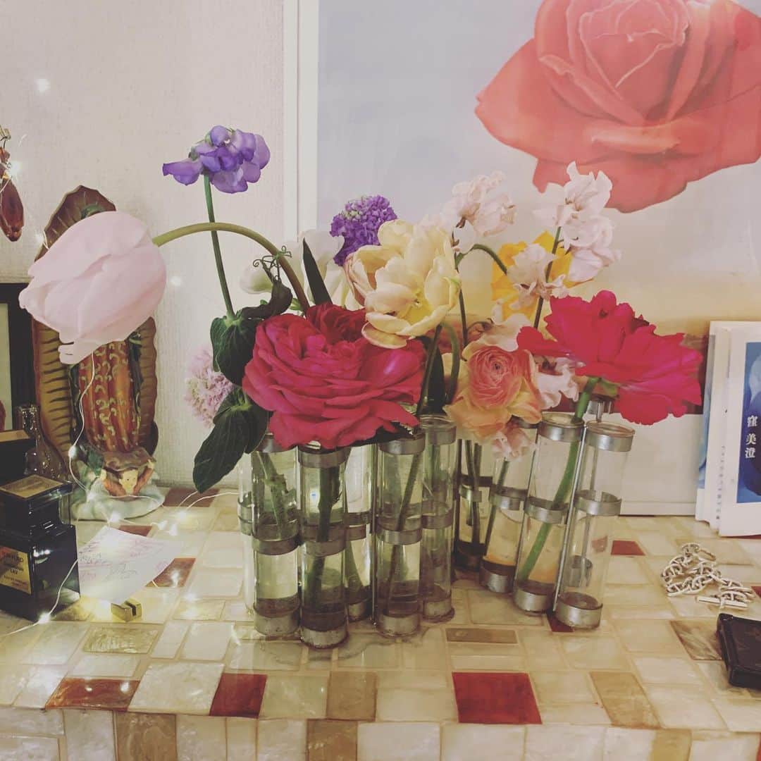 LiLyのインスタグラム：「いただいた バスケットいっぱいの お花をお気に入りの 花瓶にいけた。 ストレスが溶けていく のを体感。  嗚呼、花♡ なんてeye candy.  #love #thankyou  #リリ部屋」