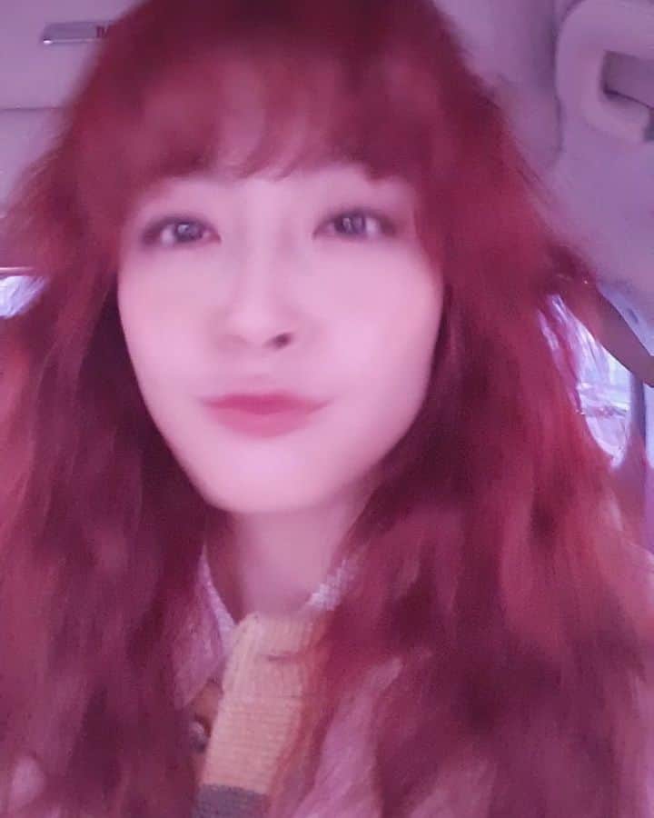 シム・ウンジンのインスタグラム：「날씨 꾸질꾸질.. ㅜ 그렇지만, 마음만은 즐겁게! 오늘도 화이팅해요 모두들~~♡ #촬영하러갑니다」