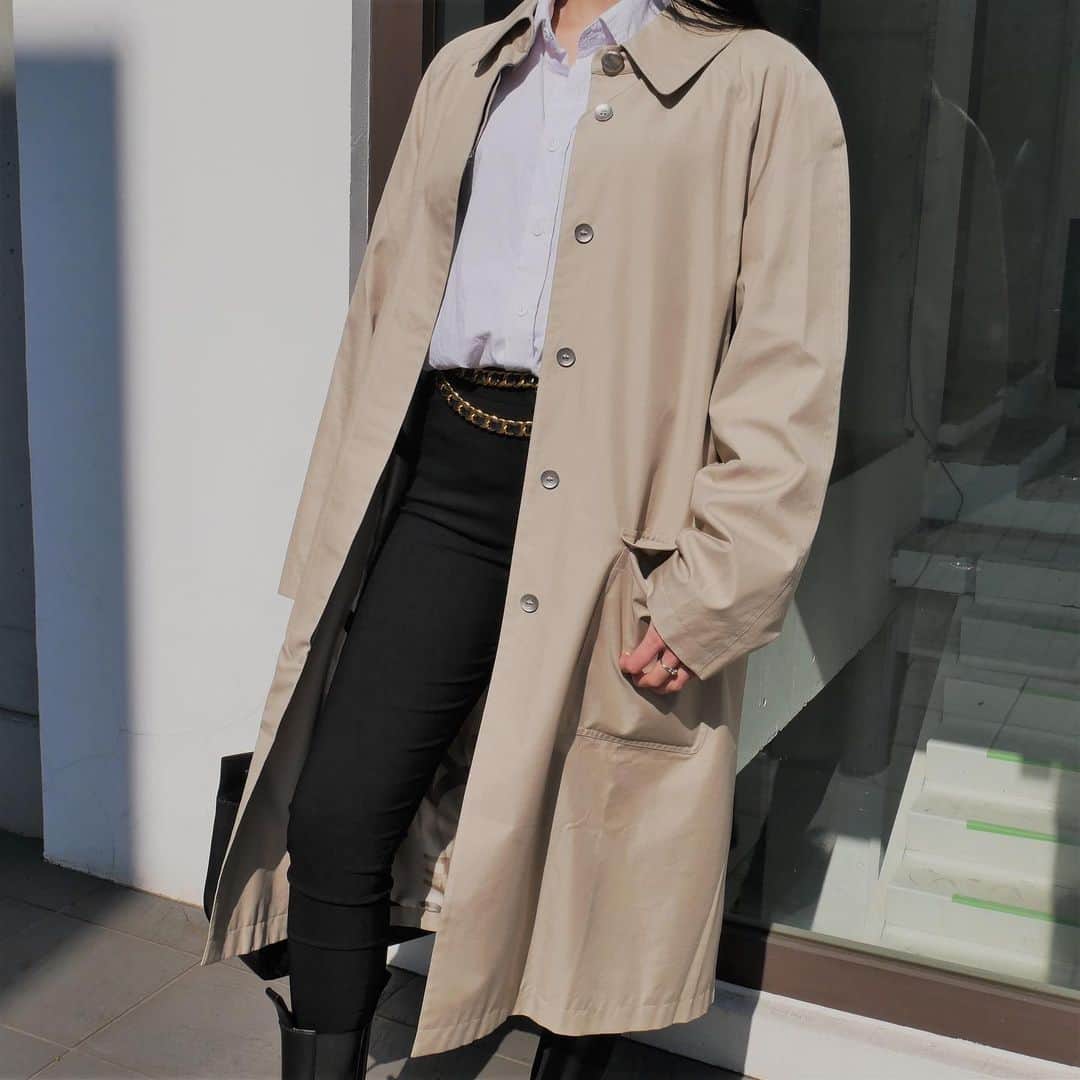 Vintage Brand Boutique AMOREさんのインスタグラム写真 - (Vintage Brand Boutique AMOREInstagram)「Vintage Trench Coat Cotton from 1998 Spring Summer in the size38  🛒Not available on webstore - DM us to order   ✈️Free Shipping Worldwide  📩DM for more info and pricing ➡️info@amorevintagetokyo.com   #Vintage #AmoreTokyo #Authentic」2月25日 15時40分 - amore_tokyo