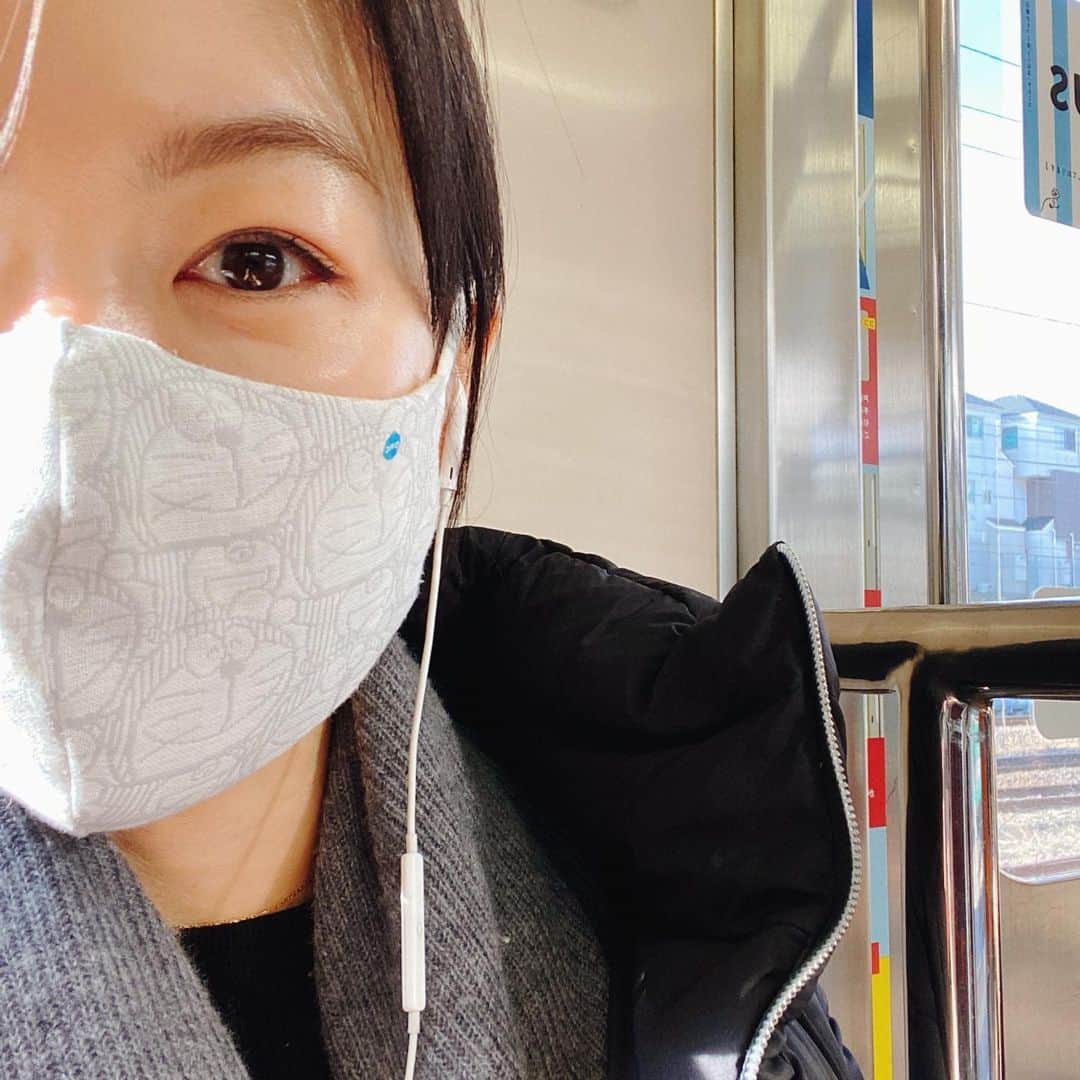 上田祥子さんのインスタグラム写真 - (上田祥子Instagram)「友人がプレゼントしてくれたドラちゃんマスクで大笑いを隠しながら、町田まで打ち合わせに行くところ。 #ドラえもんマスク #空耳アワー傑作集 #doraemon」2月25日 15時41分 - uedasachikoinsta