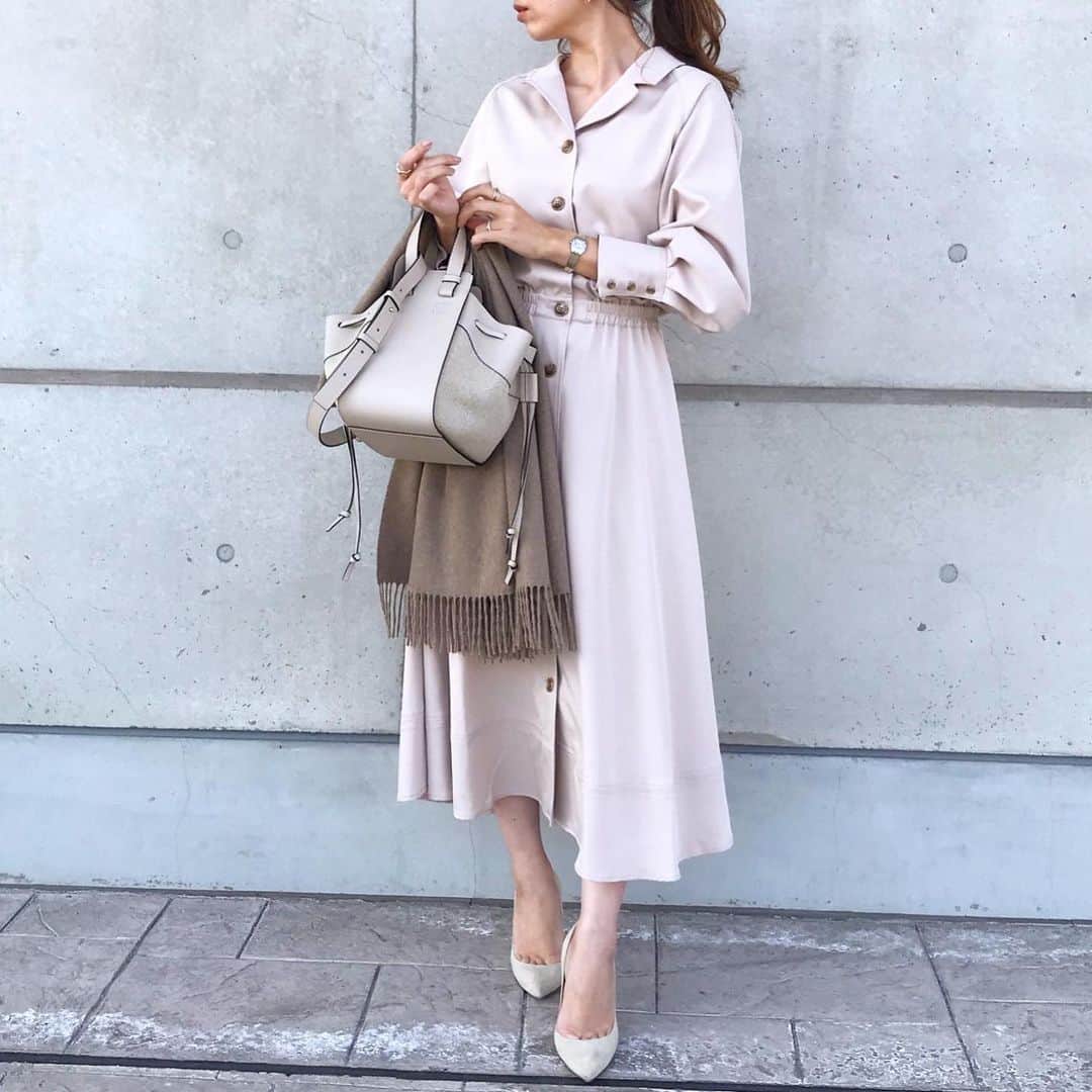 mario_dozonoのインスタグラム：「* 🐰🐰✔️ 暖かかった日のコーデ。 * @cotorica.official で見つけた春色シャツワンピース❤︎ このワンピ、ボタン全部開けたらトレンチっぽい羽織りにもなる😳✨ * 普段はデニムコーデばかりだけど、今年の春は可愛いワンピが多いからワンピコーデ増えそうだな👗 * * onepiece… @cotorica.official (※ZOZOで2000円オフクーポン出てました❤︎) bag… @loewe pumps… @pippichic_official * * * #outfitoftoday #cotorica #loewe #loewebag #loewehammock #johnstons #johnstonsofelgin #pippichic #onepiecefan #コトリカ #今日の服 #きょコ #ワンピースコーデ #ワンピコーデ #シャツワンピース #シャツワンピ #ロエベ #ロエベバッグ #ロエベハンモック #ジョンストンズ #ピッピシック #大人シンプルコーデ #キレイめカジュアル #きれいめカジュアル #アラフォーママコーデ #30代コーデ #春コーデ」