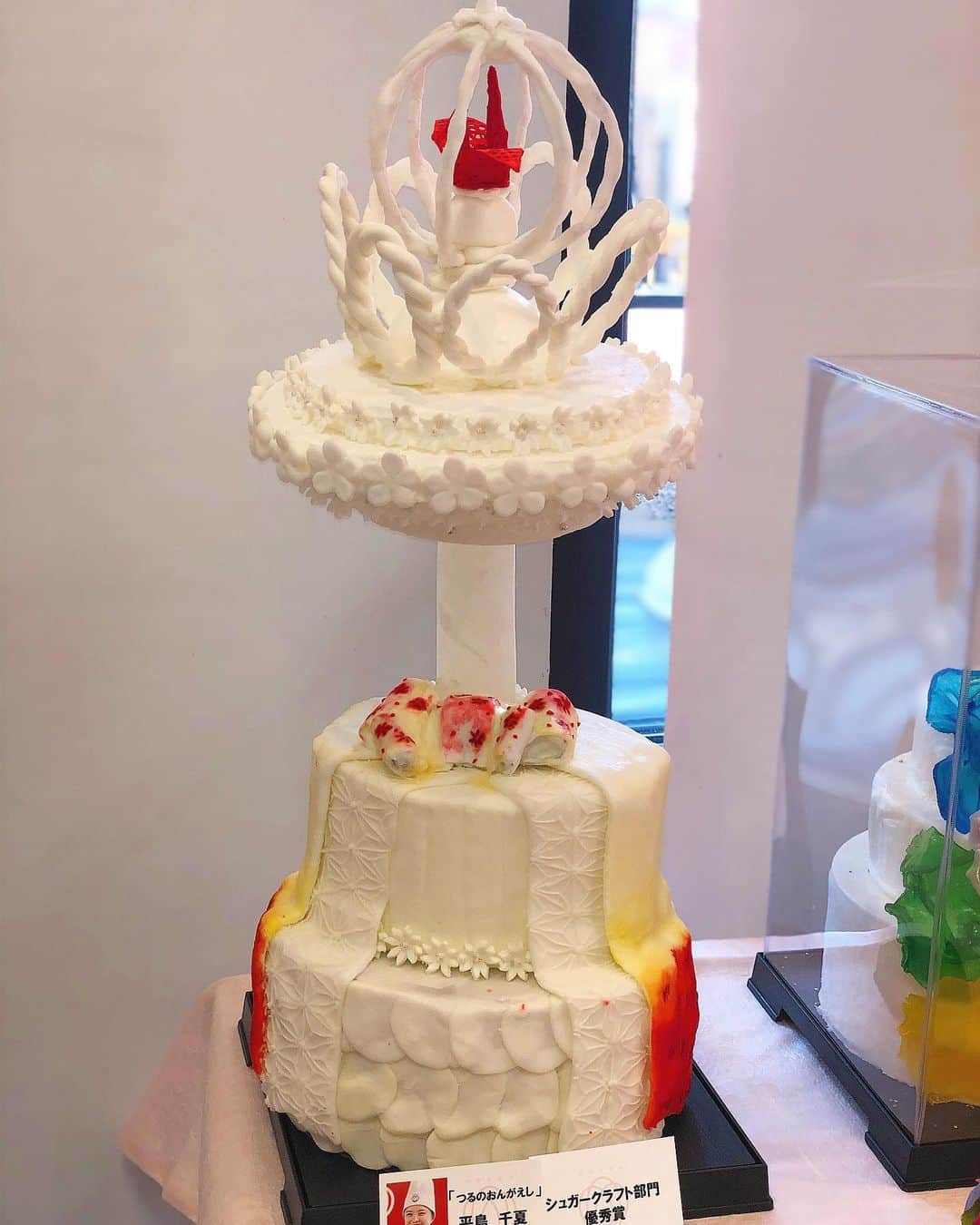 のインスタグラム：「. 卒業制作展🎓🌸 シュガークラフト部門  見た目は普通のロールケーキに見えますが、 砂糖で出来てるとっても素敵な作品です🍰✨ みんな初心者から始めたばかりですが、 2年間でここまで上達できました🙌」