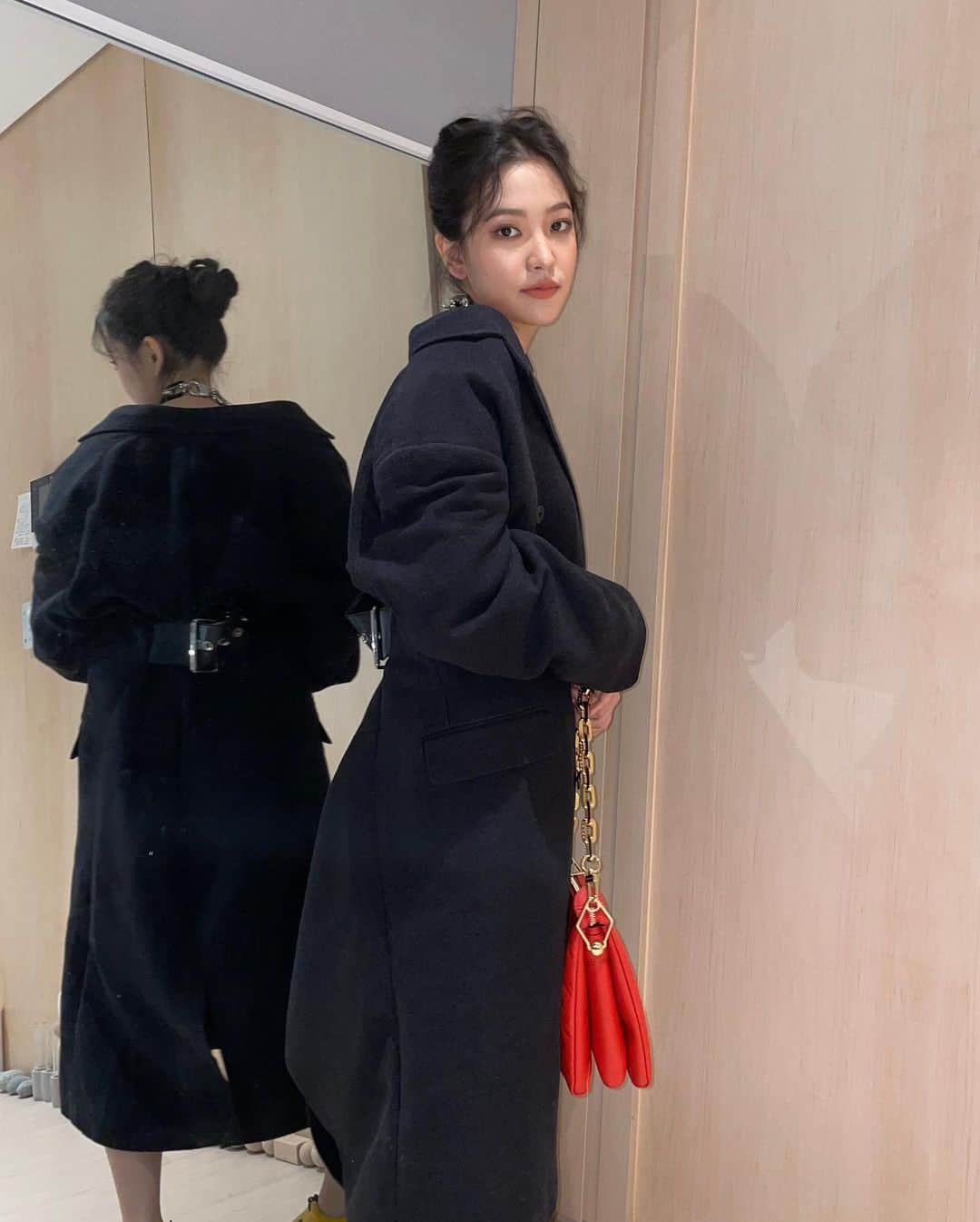 イェリさんのインスタグラム写真 - (イェリInstagram)「@louisvuitton #LVcoussin#광고」2月25日 15時46分 - yerimiese