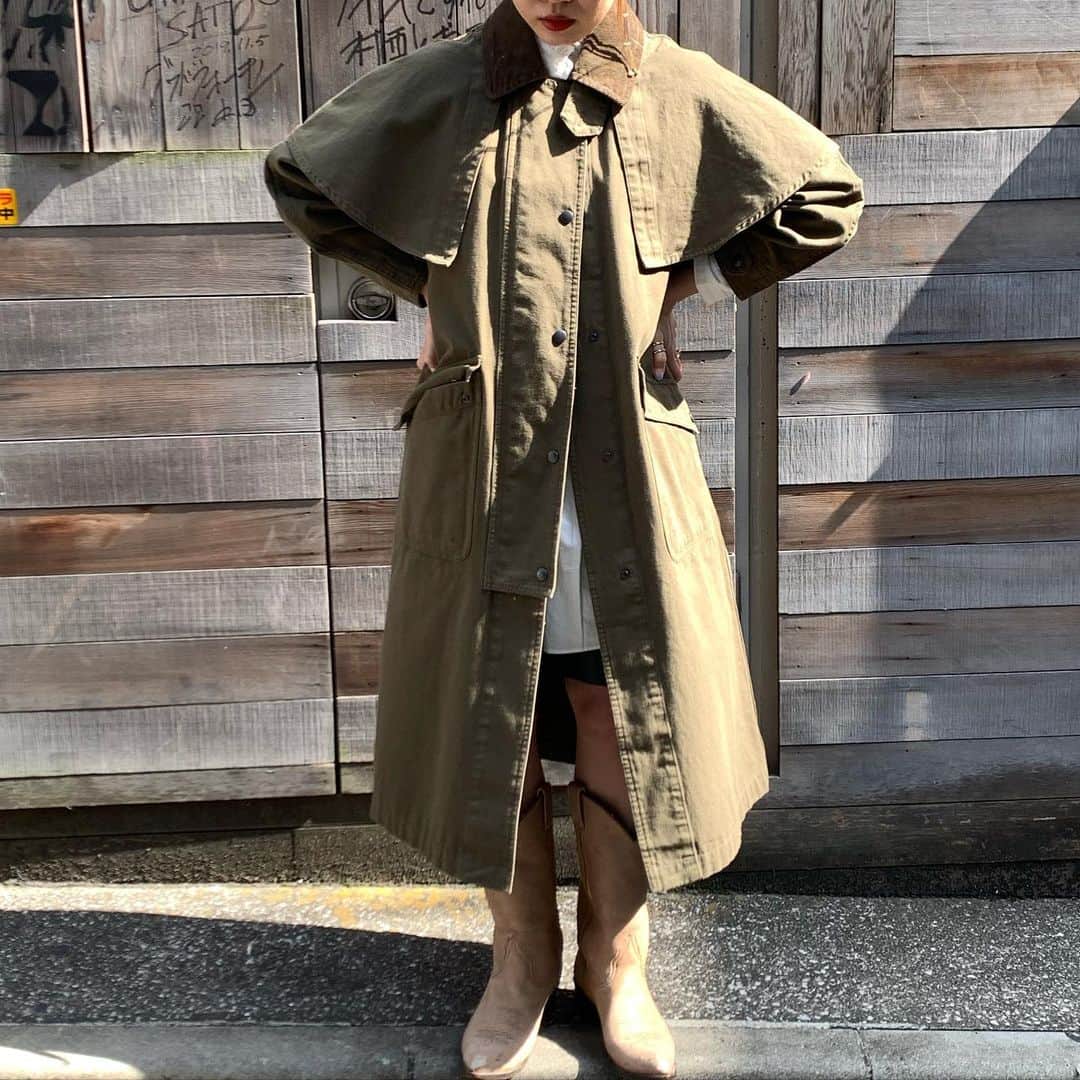 のインスタグラム：「【 Lady's 】﻿  HINSONとタッグを組んで仕上げた、FREAK'S STORE限定販売のスペシャルモデル。  ［item］﻿ #HINSON  フリークスストア 別注ハンティングコート No.352-603-0001-0 Size FREE Color OLIVE/BEIGE ¥1,7966  ※価格が変動することもございますので、 予めご了承ください。﻿ ※店舗通販は、お電話で承っております。 ぜひご利用くださいませ。  Model: 155cm  #freaksstore  #freaksstore21ss #freaksstore_shibuya_ladys #フリークスストアスタイリング #HINSON#ヒンソン#アウター#春アウター」