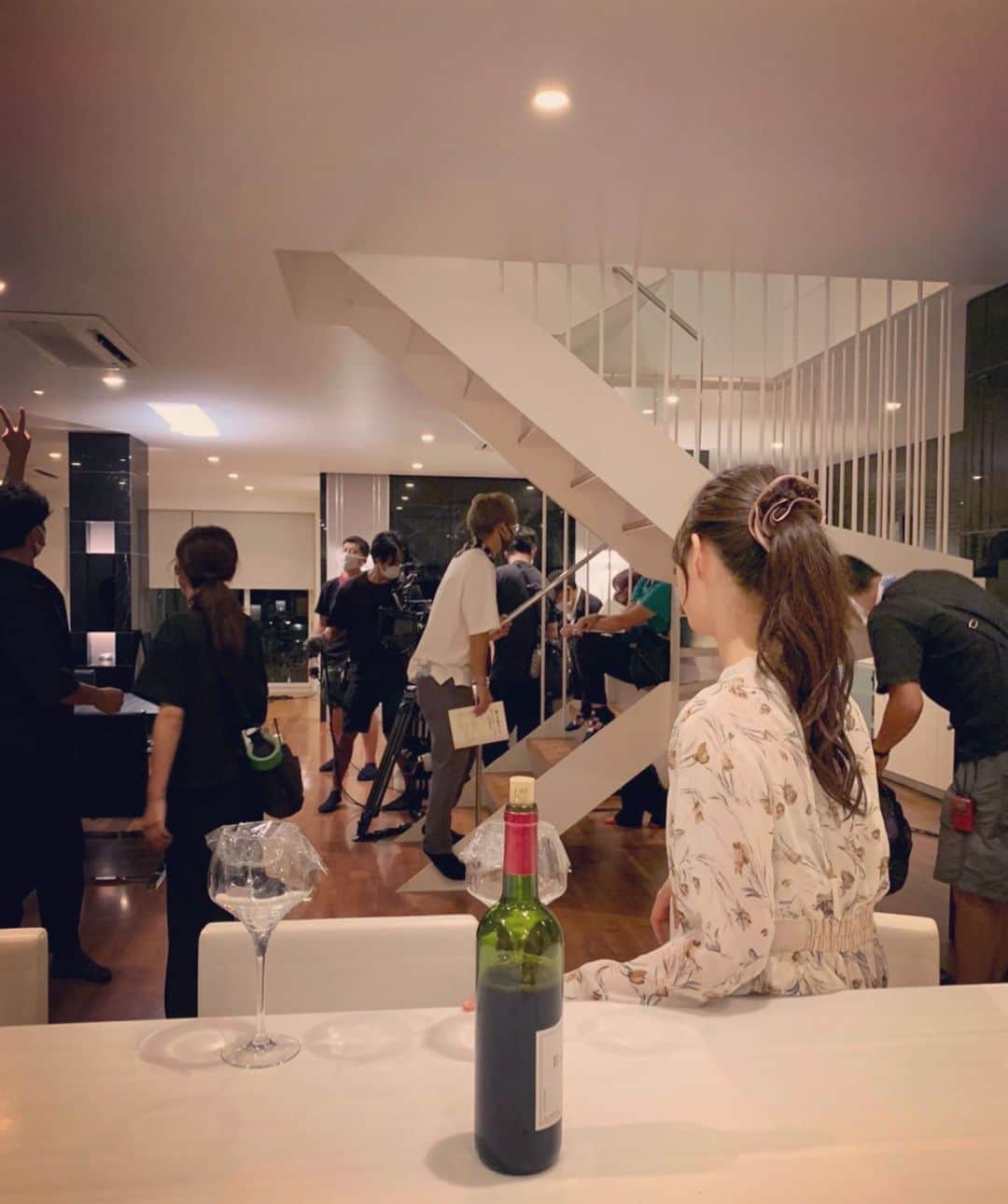 瀧本美織のインスタグラム：「✌︎ 合間もこうしてセッティングしてくれているスタッフさん達に感謝。 今気づいた、誰かピースしてる！笑 沙也佳、ワイン、私も好きだよ。   #知ってるワイフ  #沙也佳  #リビングの全貌  #wine」