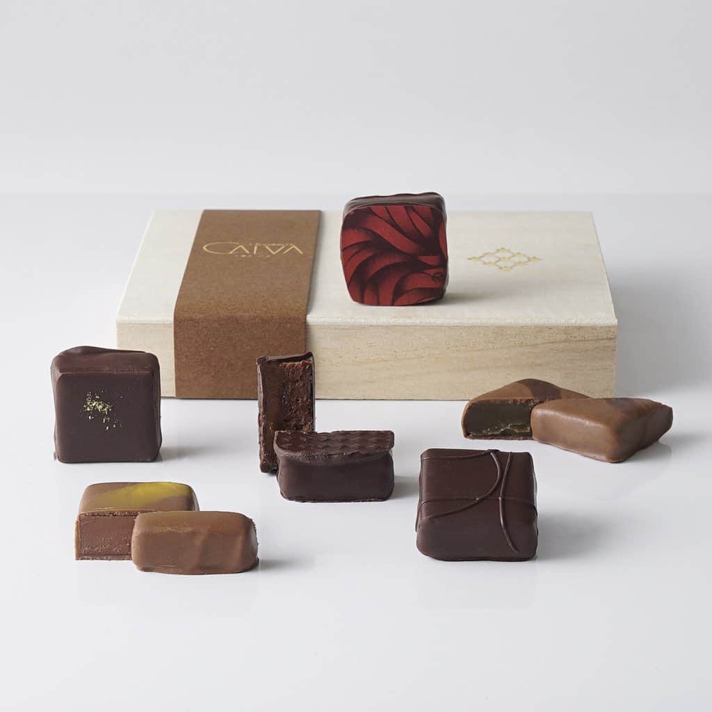 Cake.jpのインスタグラム：「～古都・北鎌倉から贈る新たなチョコレートの世界～ショコラ6ヶ箱｜ショコラセット✨  シェフおすすめの、ボンボンショコラをお詰合せ致します🍫  繊細なデザインのショコラに惚れ惚れします！ 季節によって変化するフレーバーをお愉しみくださいませ❣️  おうち時間のカフェタイムにいかがですか♪ ＝＝＝＝＝＝＝＝＝＝＝ この投稿をtap→商品を見る、又はプロフィールのショップを見るからご購入頂けます🧁 ＊＊＊＊＊＊＊＊＊＊＊＊＊＊＊＊＊＊＊＊＊＊＊＊＊＊ ⁠ ⁠⁠⁠⁠⁠⁠⁠⁠⁠⁠⁠⁠⁠⁠⁠⁠Cake.jpでは、皆さんからシェアされた⁣⠀⁠⁠⁠⁠⁠⁠⁠ ⁠ 素敵なお祝いのコンテストをおこなっています⁠🙌⁠ ⁠ ⁠⁠⁠ ⁠ 👇フォトジェアニバーサリー参加方法👇⁠ ⁠⁠  Cake.jpのケーキでのお祝いの様子を⁣⠀⁠⁠⁠⁠⁠⁠⁠⁠ ⁠ @iiicakejp #フォトジェアニバーサリー で タグ付けしてシェアするだけ🌈  ご参加を心よりお待ちしております💡 ⁠ ※当アカウントと同様のなりすましアカウントが報告されています。当社とは関係がございませんのでご注意くださいませ※ ＊＊＊＊＊＊＊＊＊＊＊＊＊＊＊＊＊＊＊＊＊＊＊＊＊＊  #美味しいもの好きな人と繋がりたい#おうちスイーツ#お取り寄せスイーツ #お家パーティー#お取り寄せグルメ#甘党#素敵なお祝い#スイーツ好きな人と繋がりたい#食べるの好きな人と繋がりたい#お土産#手土産スイーツ#スイーツ好き#スイーツ部#プレゼント#サプライズ#いつもありがとう#かわいいスイーツ#オシャレなスイーツ#おうちカフェ#ご褒美#ご褒美スイーツ#チョコレート#チョコ好き#チョコレート好き#バレンタイン#バレンタインチョコ#バレンタインチョコレート#バレンタインスイーツ」