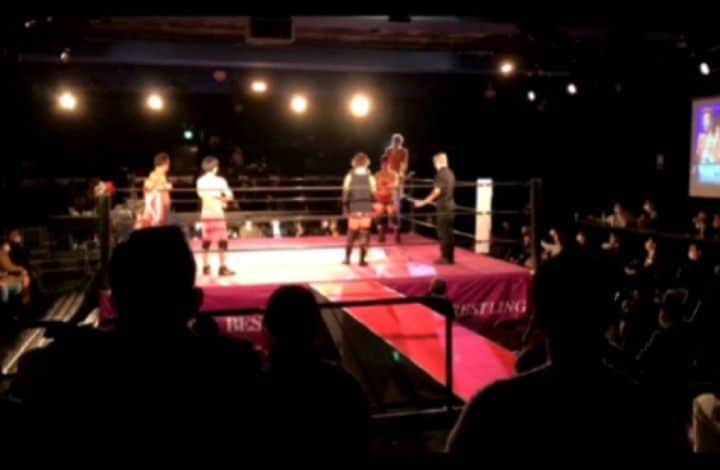 松野行秀さんのインスタグラム写真 - (松野行秀Instagram)「· 【ベストボディ・ジャパンプロレス新宿FACE大会参戦記🖌️】 · · · 今年2戦目の大会となった昨日の新宿FACE大会・・・会場となった新宿FACEには、平日にもかかわらずたくさんのお客様がお集まりになりました😊 · · · 昨日は、タイトルマッチ1試合を含め全5試合が行われ、会場内はオープニングから大盛り上がりでした👍 · · · 私の試合は、谷口智一&佐藤恵一&吉田和彦 vs 高尾蒼馬&遠藤哲哉&ゴージャス松野の6人タッグマッチでした。 · · · 私は、DDTプロレスの若きホープ遠藤＆高尾を、まるで助さん＆格さんのように従えながらマイクを要求。 · · 「お前らよ、3人。ヒゲ生やしてれば偉いってわけじゃないんだよ。ここはプロレスのリングなんだよ。今日は会長とか理事とかそういうのは全く関係ないんだ。プロレスはよ、実力勝負なんだよ。遠藤哲哉は元DDTプロレスのトップだよ。KO-D無差別級王者だよ。そして高尾蒼馬は元世界ジュニアチャンピオンだ。プロレスは実力だ。会長とか理事とか、そういうものじゃないんだ。それに、10日前くらいに地震があって、今日新幹線やっと動いて、もうすぐ還暦なんで、今日は頼もしい仲間がいるんで、老害は高みの見物とさせていただきます。テツさん、タカさん、やっておしまい!!」 · · 私は、遠藤・高尾に先制攻撃を命じ、谷口・佐藤と乱戦を始めましたが、吉田一人が取り残されて私の前に仁王立ち。 · · 「なんでお前残るんだよ『やっておしまい！』って言ってるんだからいなくなれよ。空気読めよオイ。え？やる気なのかよ？仕方がない、やってやろうじゃねえかこの野郎」 · · 私がリングに降り立ち、ロックアップから吉田をヘッドロックで捕らえるが、吉田はこれを抜け出しながら腕を取り、私は胴締めで応酬。 · · 私がコーナーに追い込み、反対側のコーナーに振るが、吉田が切り返して逆に私をコーナーに振って串刺しラリアットから、さらにサイドポーズ式リバース・インディアン・デスロック。 · · 遠藤が逆水平チョップを見舞ってカットを目論むが、吉田が勢いをつけて倒れ込んだため、私がさらにダメージを受けて悶絶していると、改めて遠藤がカットに入り高尾にタッチ。 · · 中盤、高尾、遠藤が代わる代わる吉田を攻め込むが、遠藤がロープに走った隙きを見計らって、カウンターのルー・テーズ・プレスを放ち何とか谷口にタッチ。 · · 以降、谷口、高尾、遠藤、佐藤がスピーディで白熱した攻防を繰り広げた後、再び私と吉田の対決となる。 · · 私と吉田は、額を突き合わせて激しい睨み合いからエルボーとチョップの打ち合いとなり、攻勢に出た私が吉田をロープに振り、フライングクロスチョップを叩き込み619からゴージャススターエルボーを発射。 · · 吉田がこれを回避すると、谷口＆恵一が飛び込んできて加勢に入るが、私が2人を次々とローブローで撃退。 · · 吉田は、私がコーナーに振ると切り返して突っ込んで来るが、それをかわした私がロープ際でスクールボーイで丸め込む。 · · レフェリーの死角をついて、ロープに足をかけて全体重をかけて押さえ込みカウント3。 · · 谷口チームは猛抗議したが、私達は涼しい顔でカウント3を獲ったことをアピールして退場致しました😊 · · 大会の詳細につきましてはバトルニュースさんで ↓↓↓↓↓ (バトルニュース) http://battle-news.com/?p=68252 · · · 次回ベストボディジャパンプロレス新宿FACE大会は、3月31日(水)を予定しております。 · #ベストボディジャパンプロレス  #ベストボディジャパン #bbw #新宿FACE #ゴージャス松野」2月25日 15時54分 - g.matsuno