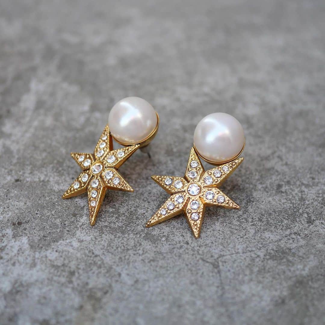 アデルさんのインスタグラム写真 - (アデルInstagram)「STAR pearl pierce （GOLD）  次回分の予約販売の受付をスタートしています。 詳しくは公式オンラインショップをご覧くださいませ。  #aderbijoux #ADER #jewelry #accessory #vintage #deadstock #star #pierce」2月25日 15時53分 - ader_official