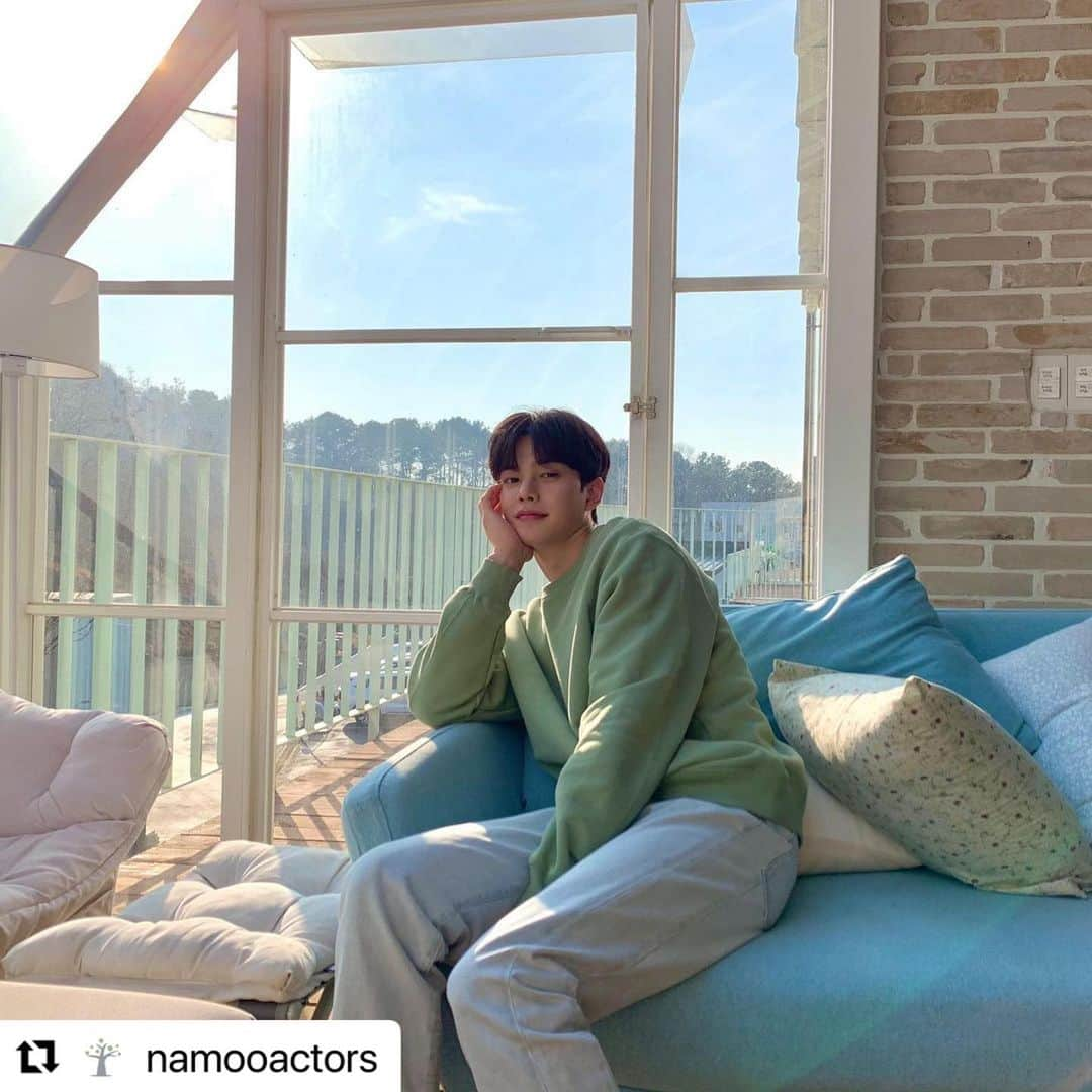 tvN DRAMA【韓国】さんのインスタグラム写真 - (tvN DRAMA【韓国】Instagram)「3월의,, ✍️꽃말은,,,✍️Song Kang,,🦋🦋  사제듀오 청춘기록 tvN <나빌레라> 3월 22일 (월) 밤 9시 첫 방송🩰  #Repost @namooactors with @make_repost ・・・ [#송강] #나빌레라 #포스터비하인드 2021년 3월은 영어로 "Songkang"이라면서요?😍 　 #SONGKANG #이채록 #Navillera #나무엑터스 #NAMOOACTORS」2月25日 15時55分 - tvn_drama