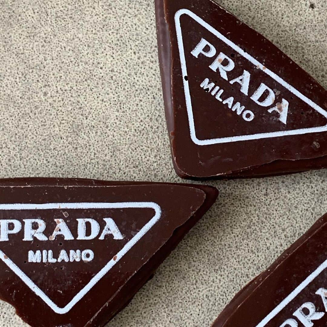 Linda Tolのインスタグラム：「@prada Biscotti for breakfast #pradafw21」