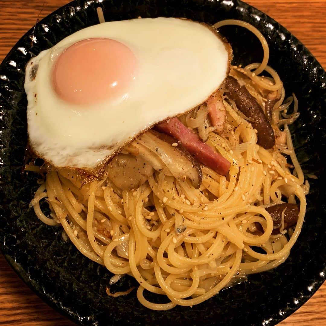 竹井亮介のインスタグラム：「2021年2月25日。 おじゃこ・ベーコン・ネギ・シイタケのパスタ 醤油バター風味 #とっつぁん料理」
