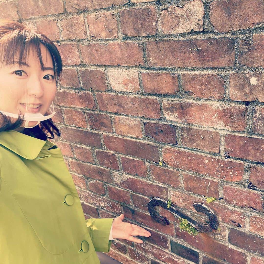 前田真里さんのインスタグラム写真 - (前田真里Instagram)「今日大浦天主堂の裏道をさるいていたら、壁に不思議なs字マークみつけたのですが  これは、 西洋建築ではよくあるものなのでしょうか？？  ・ ・  注）「さるく」とは、ぶらぶら歩く🐾という 長崎の方言なのです♩  ちなみに、街を紹介するさるくガイドというものがあり、長崎市でその取り組みができた当初、 番組で新大工とペンギン水族館をさるいて✨ 紹介させていただいたのでした！  花粉落ちついたら、もっと さるいてまわりた〜い❣️」2月25日 15時59分 - maedamari