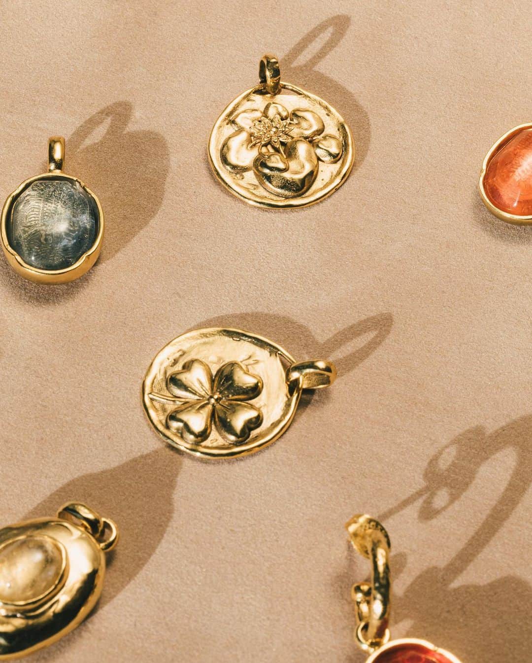 グーセンス パリさんのインスタグラム写真 - (グーセンス パリInstagram)「New earrings, pendants and medallions to brighten your everyday life up.  📷 by @alix.marnat」2月25日 16時04分 - goossens_paris