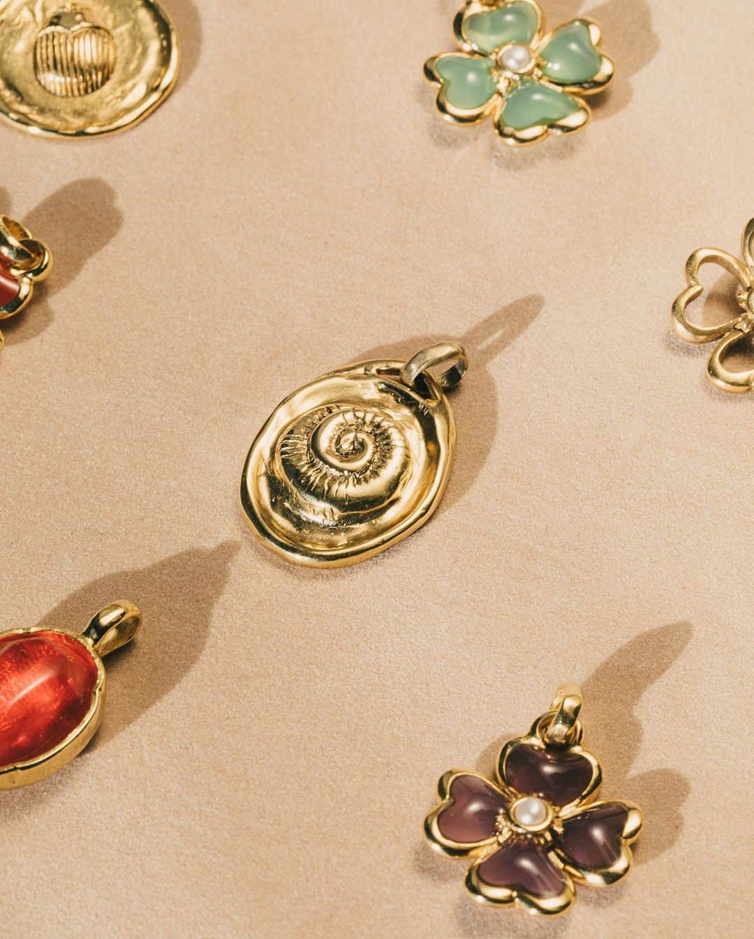 グーセンス パリさんのインスタグラム写真 - (グーセンス パリInstagram)「New earrings, pendants and medallions to brighten your everyday life up.  📷 by @alix.marnat」2月25日 16時04分 - goossens_paris