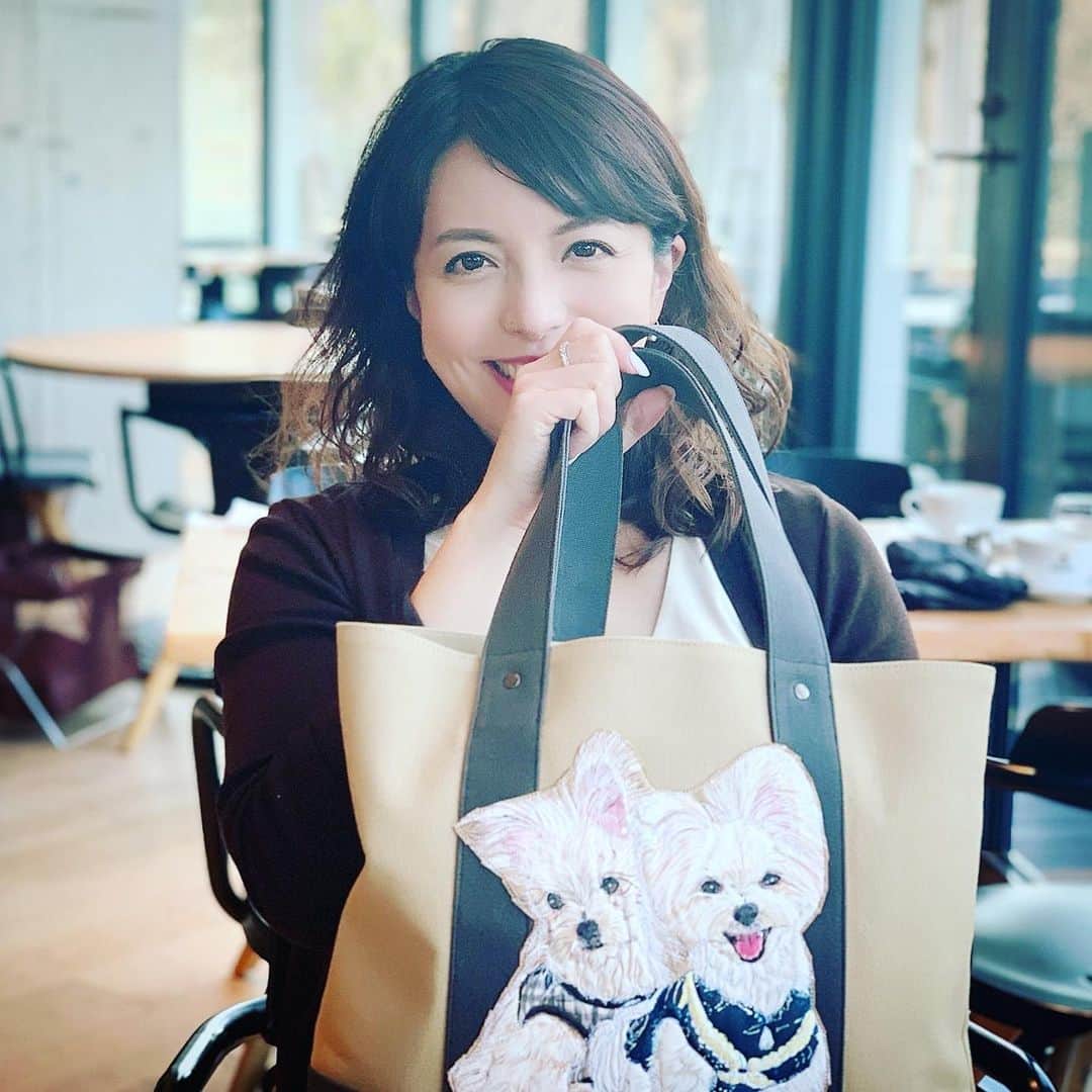 チャン・リーメイのインスタグラム：「先日ご紹介させていただいた、 ✴︎ 恵になる時間 @n2maniac さんの ✴︎ 似顔絵オーダーバック✨ ✴︎ 可愛すぎて、 ✴︎ ずっと眺めている日が続いておりましたが… ✴︎ ようやく一緒にお出かけしました☺️✨✨ ✴︎ 実際に使ってみたら、 ✴︎ とっても持ちやすくて、収納もいっぱい。 ✴︎ アートのキュートさはもちろんのこと、 ✴︎ ソフト面でもとっても使いやすいバッグでした✨ ✴︎ スバラシイ👏👏 ✴︎ カフェではボクも一緒にいる気分♪？？ ✴︎ ✴︎ ・・・。 ✴︎ ん…？？ ✴︎ 今、どこからかウーッと唸っている声が聞こえた気が… ✴︎ あ、ハイハイ😅 ✴︎ 早く帰りま〜す💦 ✴︎ No dog, No life🐾 ✴︎ #恵になる時間 #スペシャルオーダー #オーダーバッグ #mytreasure  #横浜高島屋 #nodognolife」