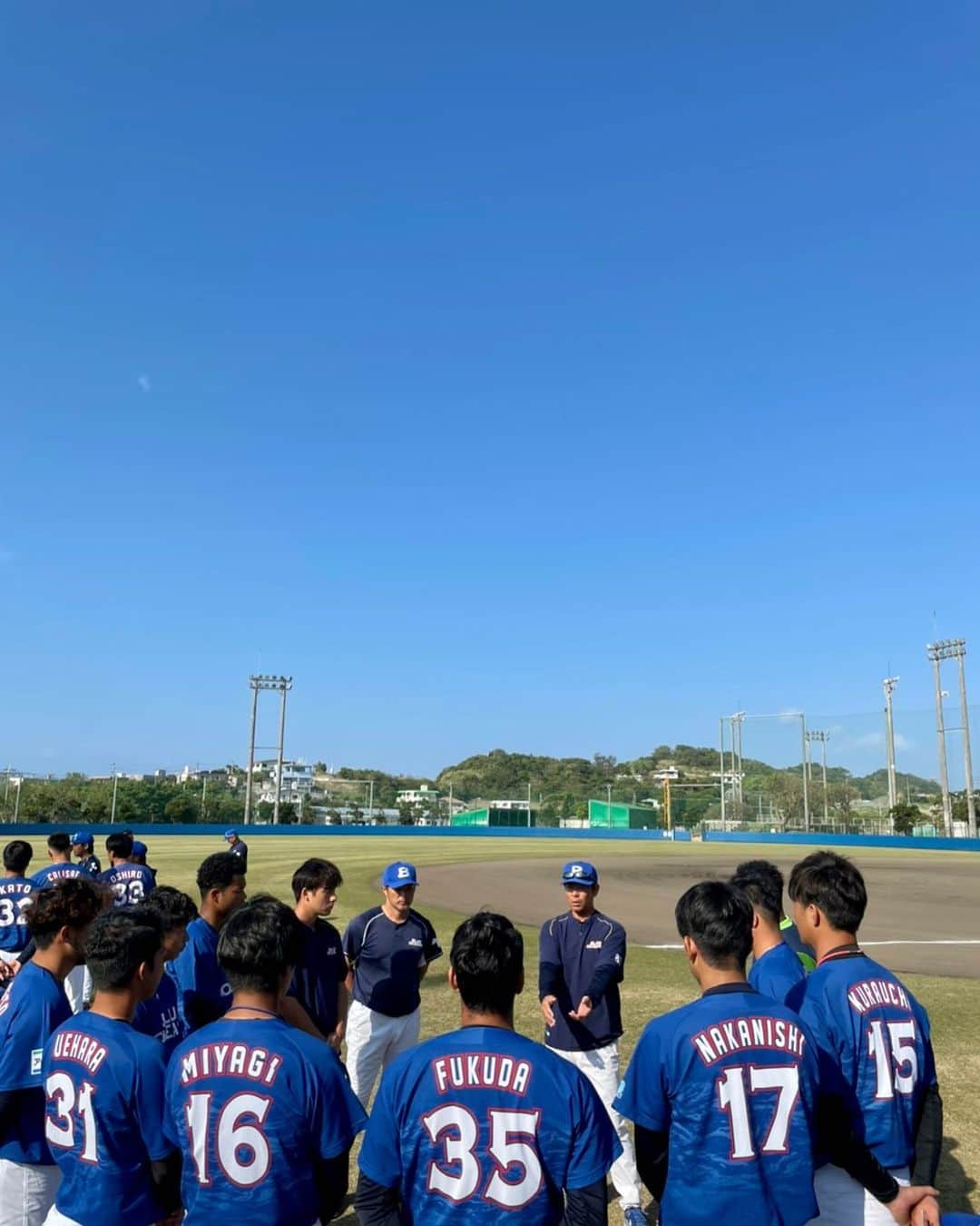清水直行のインスタグラム：「春季キャンプも終盤。(2) 投手陣とお話ししてました 理解してくれたら嬉しい  #琉球ブルーオーシャンズ #野球 #沖縄野球 #野球場 #空 #そら #sky」